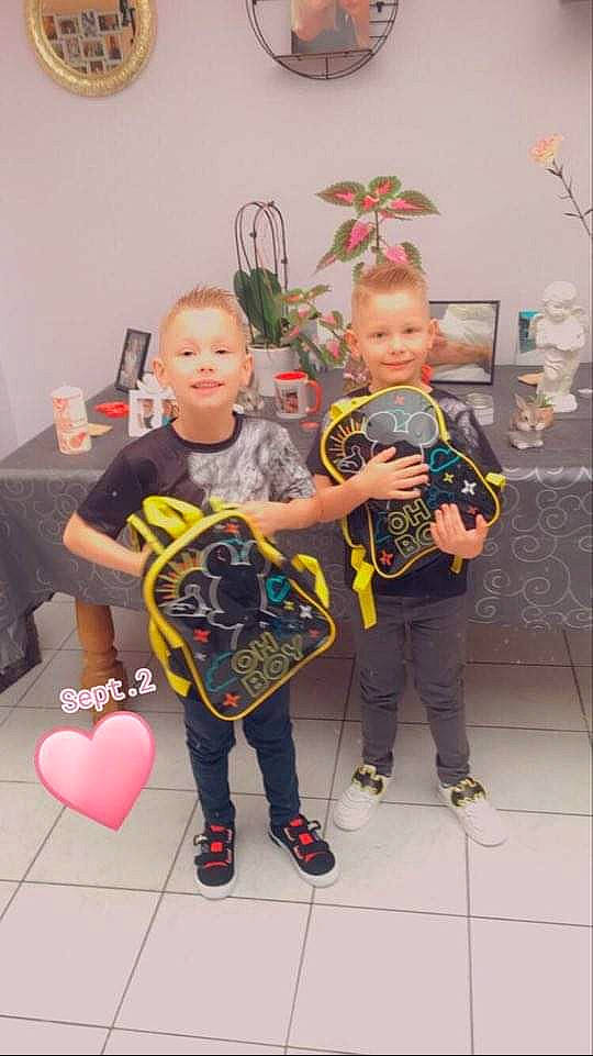 Brayan Dylan a rejoint le concours — aidez-le/la à gagner de superbes lots ! art, baby, child, event, flooring, fun, hairstyle, happy, houseplant, joy, leg, party, party_supply, people, person, picture_frame, shoe, sneakers, standing, t_shirt