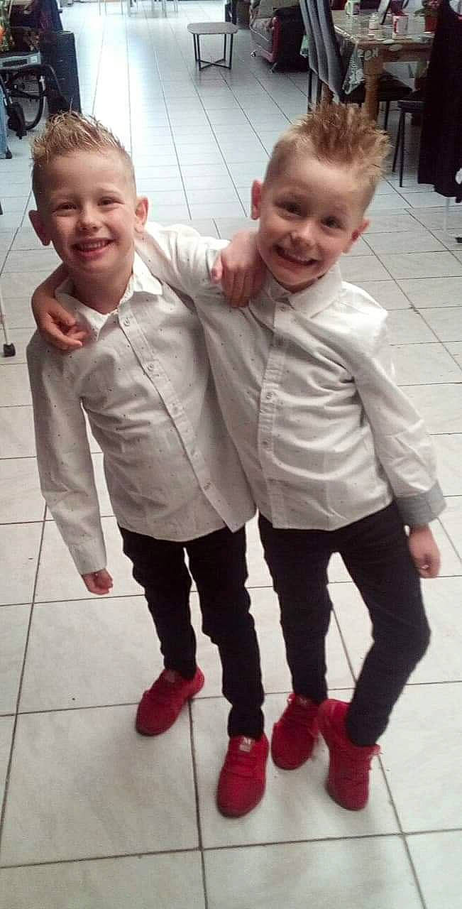 Brayan Dylan participe au concours pour gagner de l'argent avec cette photo : child, event, face, floor, flooring, footwear, formal_wear, fun, gesture, hair, hairstyle, happy, head, joy, leg, people, person, shoe, smile, sneakers