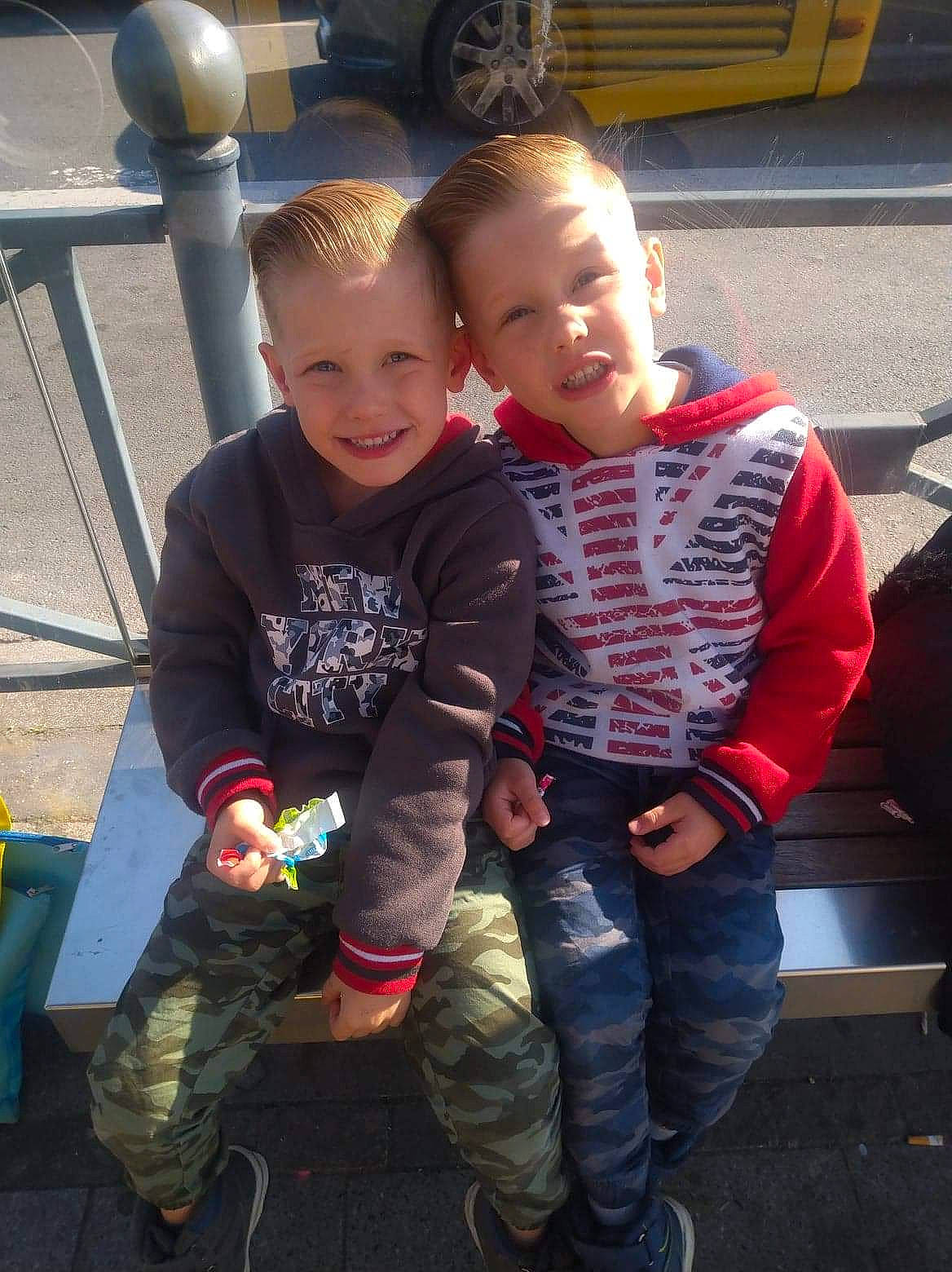 Brayan Dylan a rejoint le concours — aidez-le/la à gagner de superbes lots ! asphalt, child, city, cool, fun, hairstyle, happy, head, joy, leisure, people, person, sitting, skin, smile, snapshot, standing, t_shirt, thumb, toddler