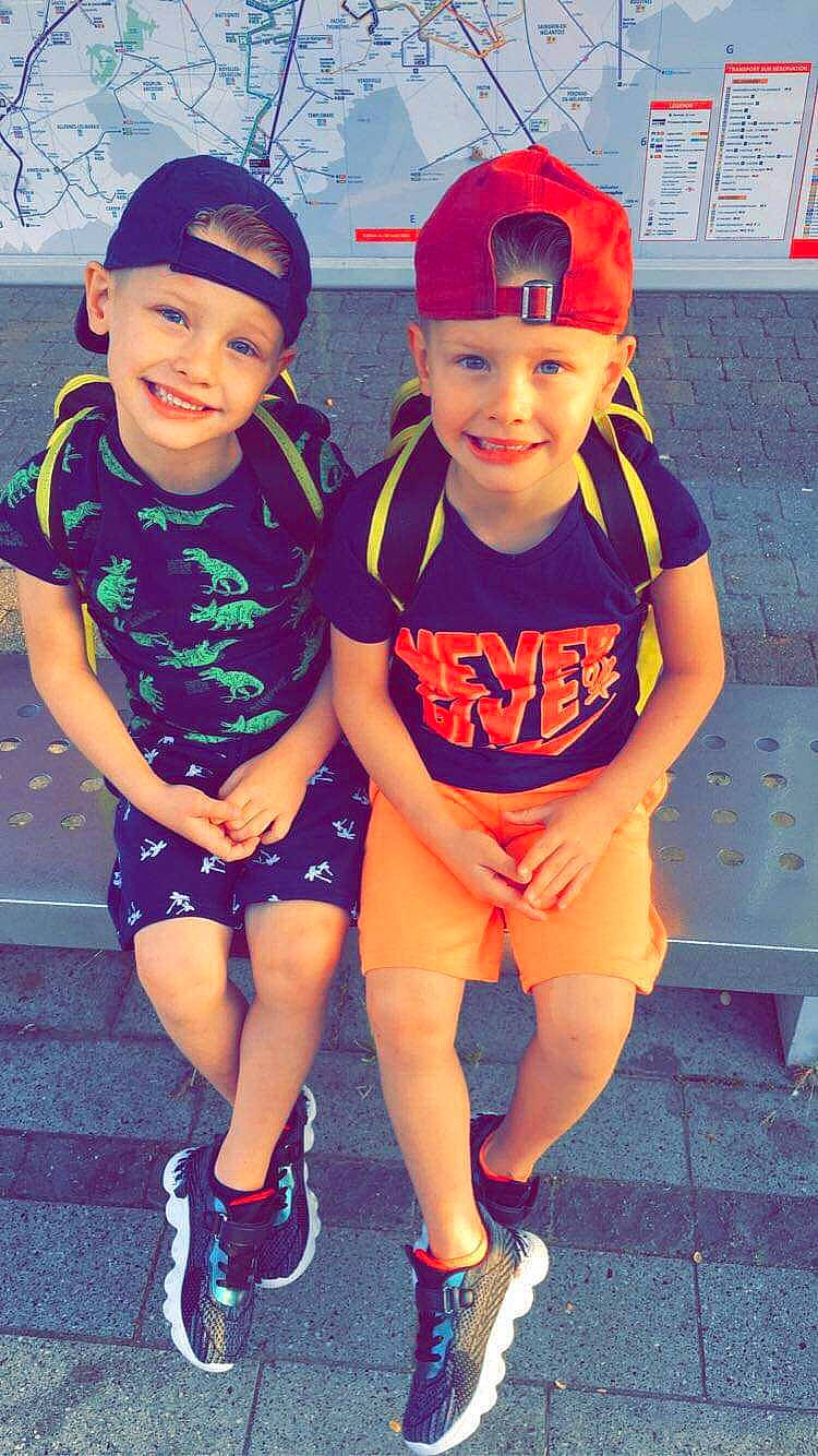 Brayan Dylan participe au concours pour gagner de l'argent avec cette photo : baby_toddler_clothing, baseball_cap, cap, cool, eye, face, footwear, fun, happy, hat, head, headgear, headwear, joy, leisure, person, photograph, pink, red, sandal