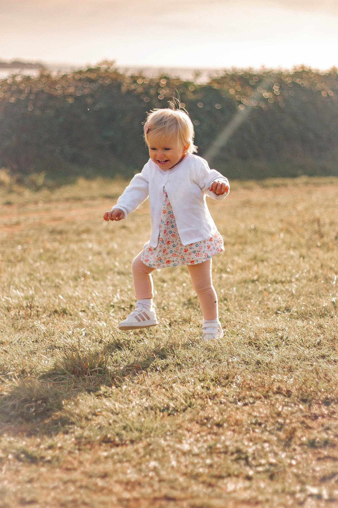 Zélie participe au concours pour gagner de l'argent avec cette photo : baby, child, flash_photography, fun, gesture, grass, grassland, happy, holding_hands, horizon, joy, landscape, meadow, people_in_nature, person, plant, playing_with_kids, prairie, shorts, sky