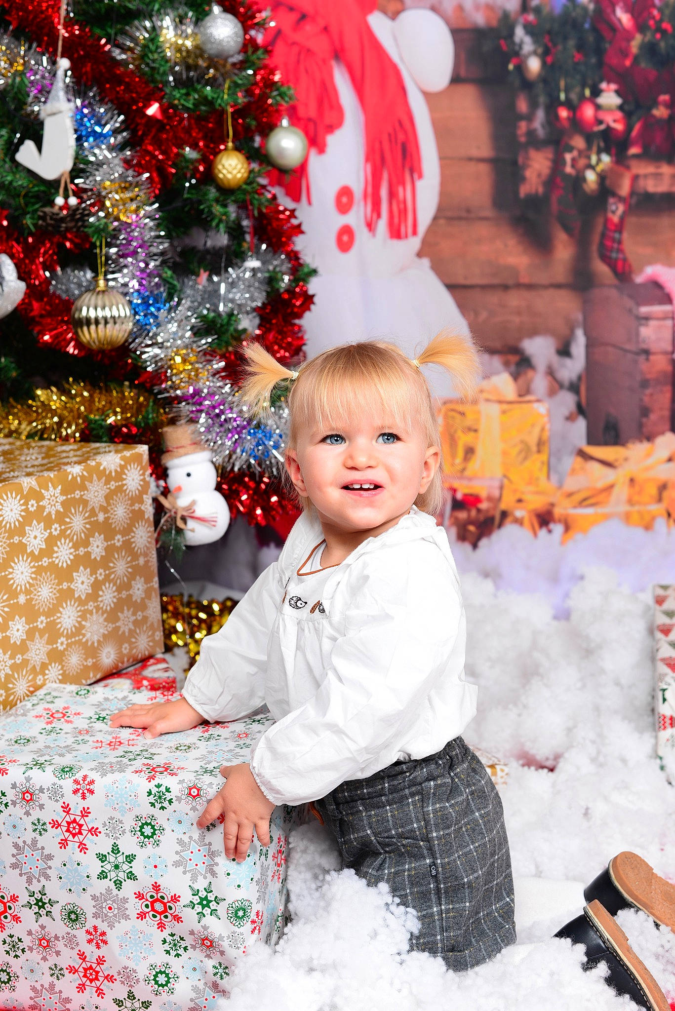 Zélie a rejoint le concours — aidez-le/la à gagner de superbes lots ! baby_toddler_clothing, beauty, child, christmas, christmas_decoration, christmas_ornament, christmas_tree, event, facial_expression, fun, happy, holiday, people, person, photograph, plant, smile, snapshot, textile, toddler
