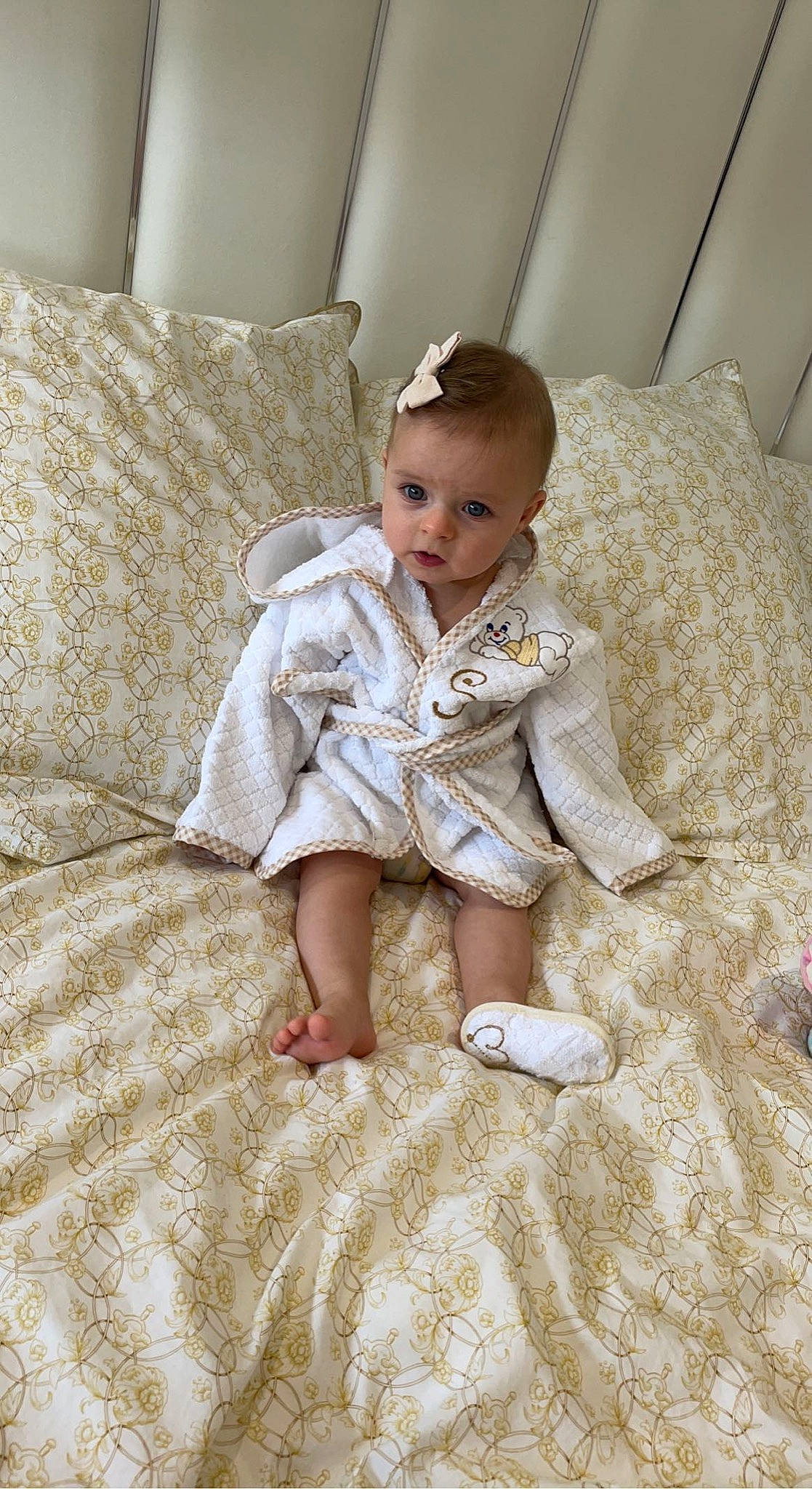 Sia a rejoint le concours — aidez-le/la à gagner de superbes lots ! baby, baby_toddler_clothing, carpet, child, comfort, flash_photography, floor, flooring, grass, hardwood, human_leg, linens, pattern, person, room, sitting, skin, sleeve, textile, toddler