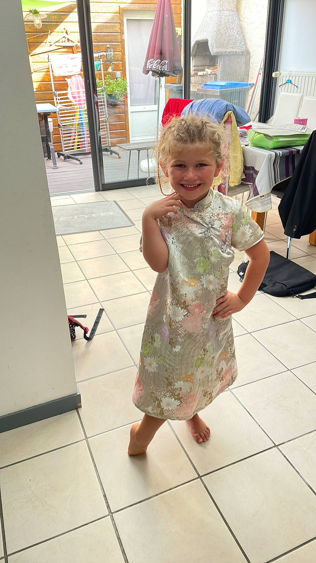 Tiaré a rejoint le concours — aidez-le/la à gagner de superbes lots ! baby, baby_toddler_clothing, child, dress, event, flooring, foot, fun, happy, human_leg, joint, joy, leisure, pattern, person, room, sandal, shoulder, skin, smile