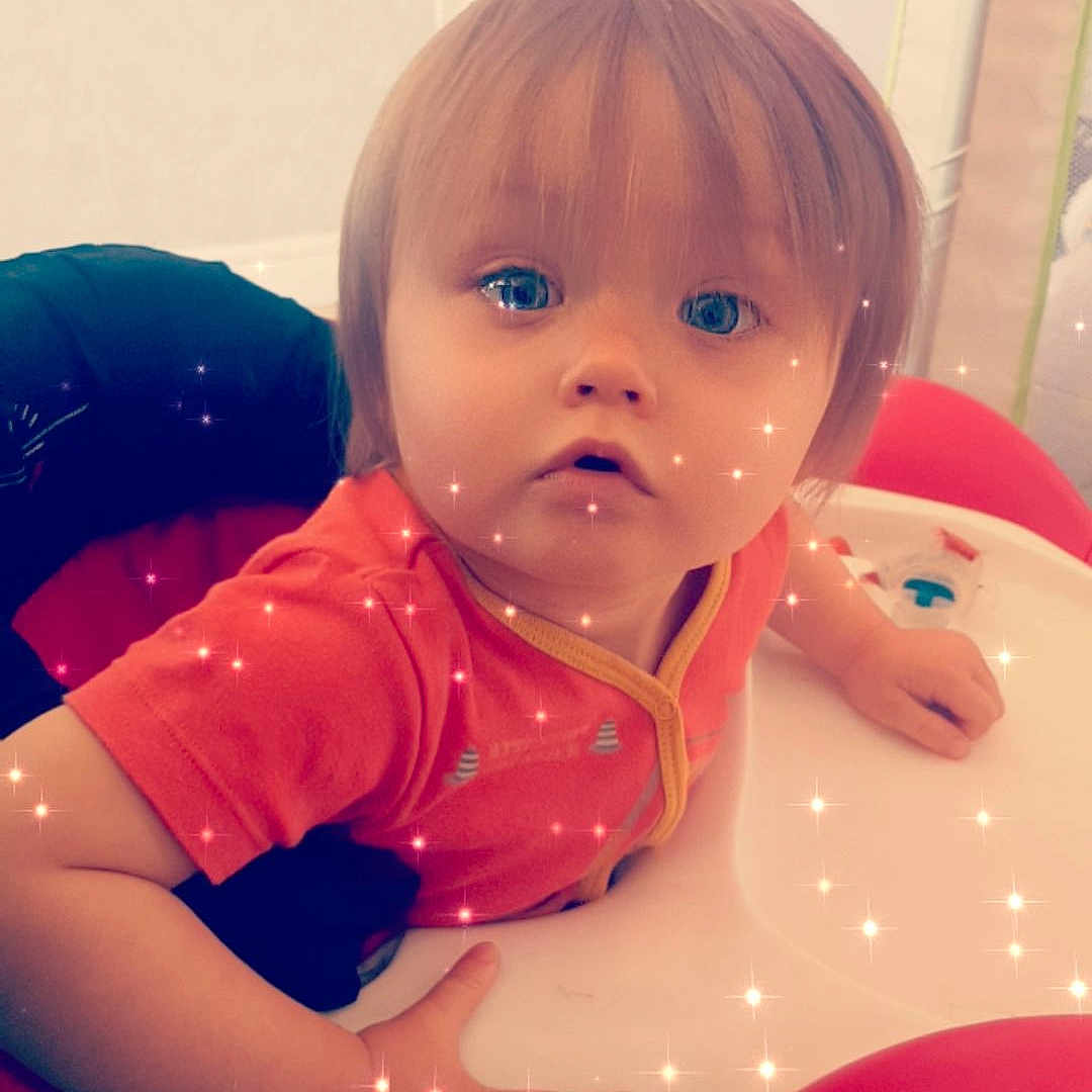 Timeo a rejoint le concours — aidez-le/la à gagner de superbes lots ! baby, child, closeup, curious, expression, face, floor, furniture, hair, hand, high_chair, indoor, person, play_area, red_shirt, seat, skin, sparkles, toddler, toy