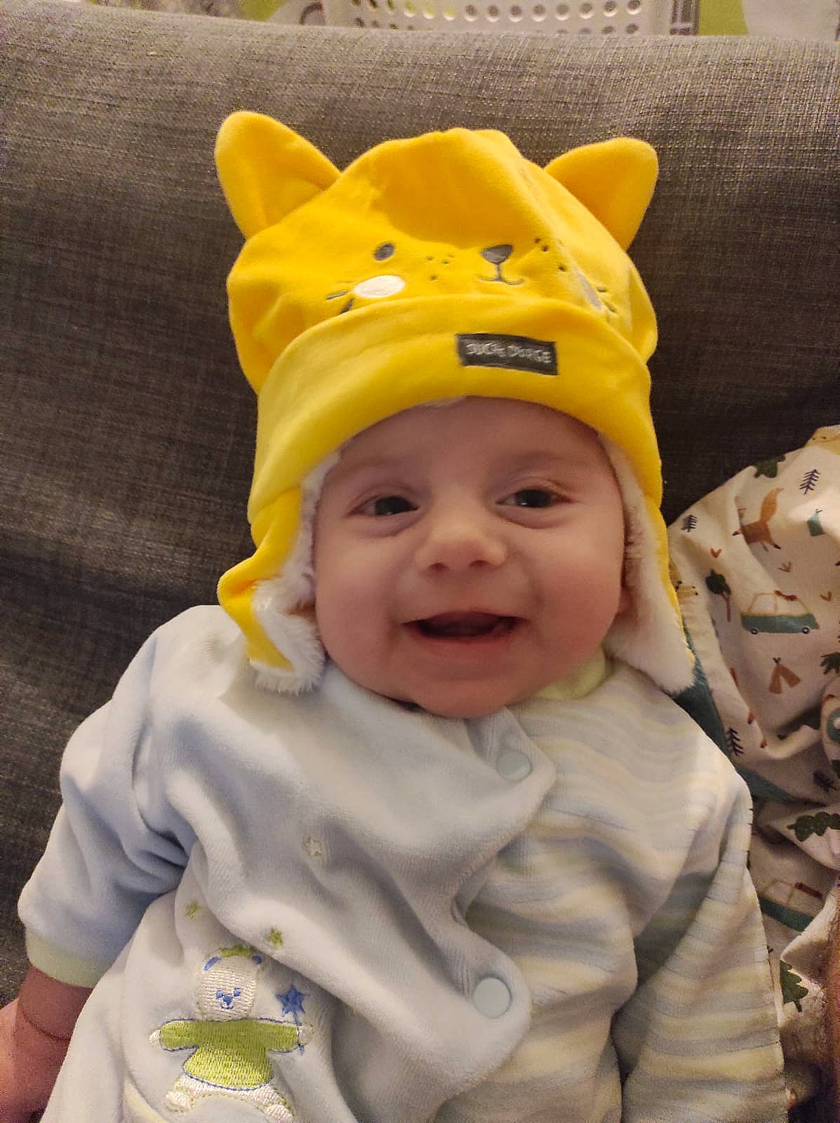 Léon participe au concours pour gagner de l'argent avec cette photo : baby, baby_toddler_clothing, cap, cheek, chin, eye, eyebrow, face, happy, head, headgear, headwear, human_body, iris, joy, mouth, nose, person, skin, sleeve