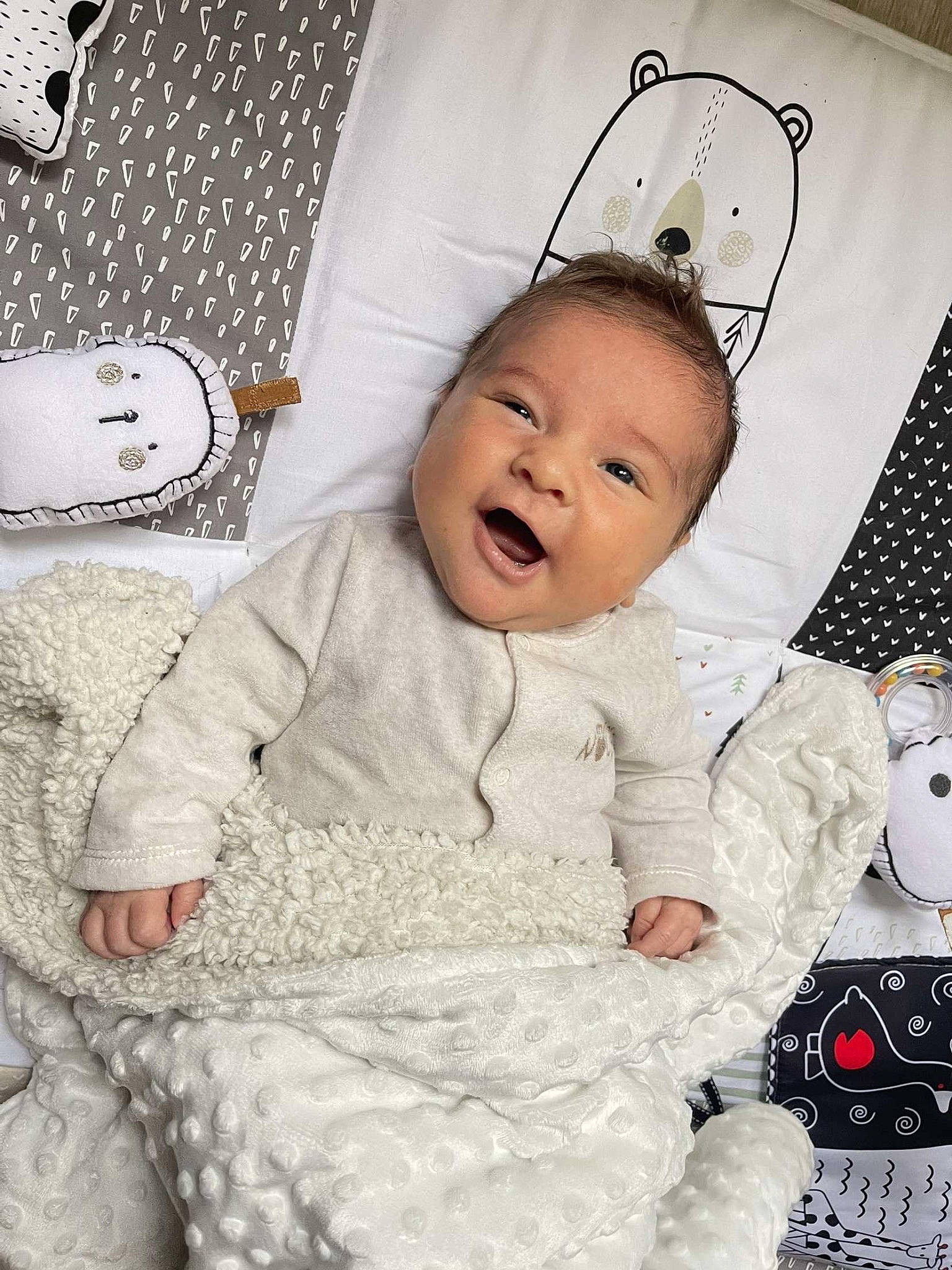 Loïs participe au concours pour gagner de l'argent avec cette photo : baby, baby_products, baby_toddler_clothing, beauty, cheek, child, comfort, face, happy, linens, outerwear, pattern, person, pink, product, skin, sleeve, smile, textile, toddler