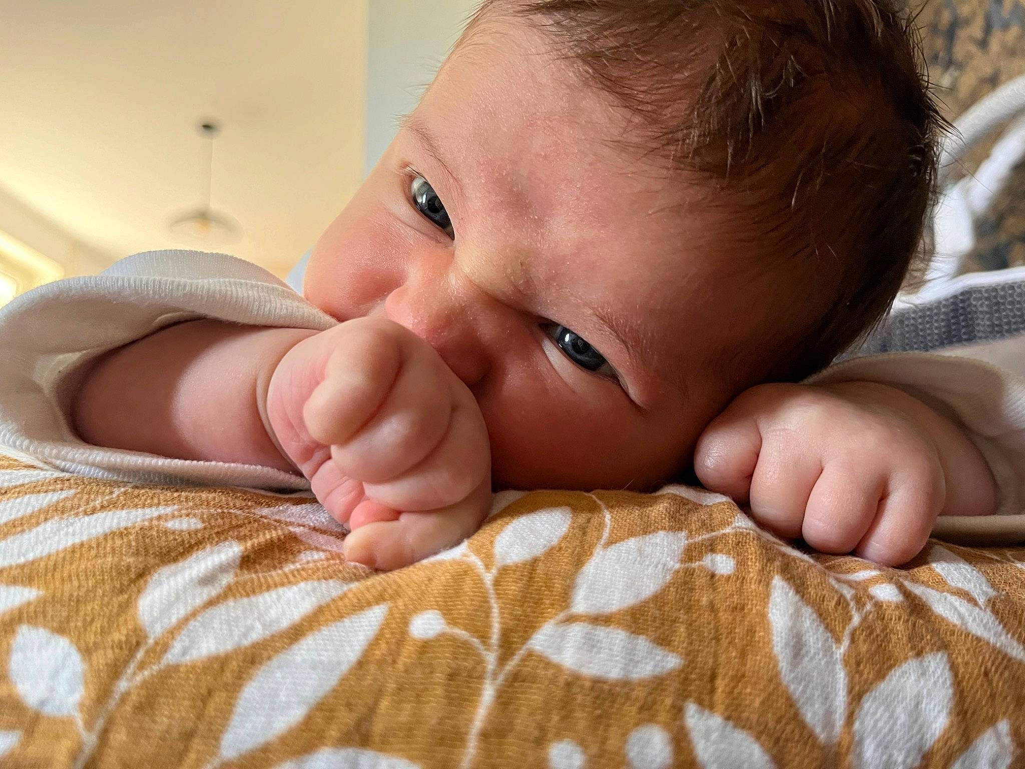 Loïs a rejoint le concours — aidez-le/la à gagner de superbes lots ! baby, baby_sleeping, baby_toddler_clothing, cheek, child, comfort, ear, eyelash, finger, gesture, hand, happy, linens, nail, nose, person, skin, thumb, toddler, tummy_time