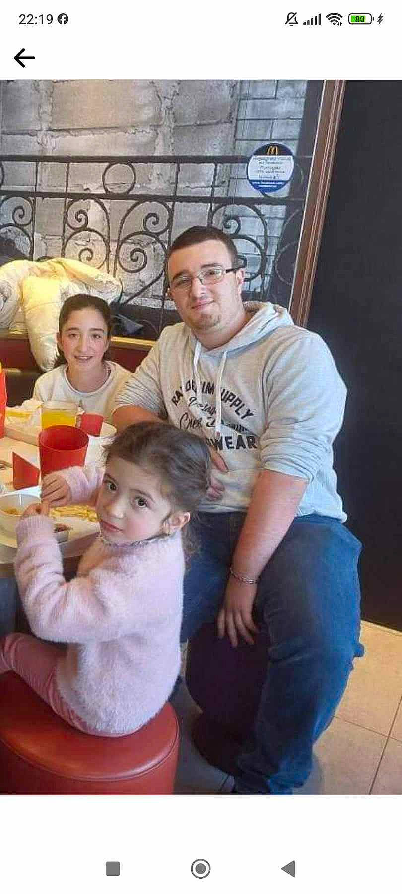 Emeline a rejoint le concours — aidez-le/la à gagner de superbes lots ! baby, child, event, eyewear, face, family, fun, happy, joy, lap, leisure, party, person, room, sitting, smile, t_shirt, tableware, toddler, vacation