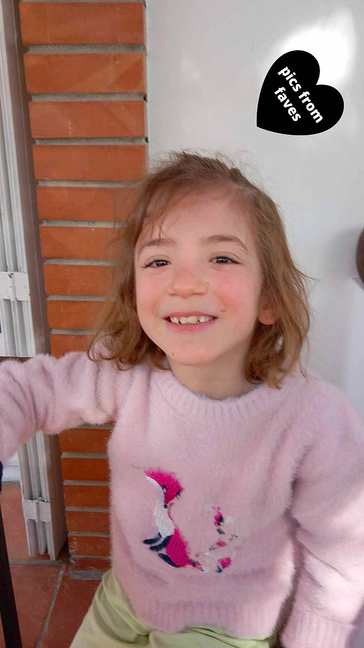 Emeline a rejoint le concours — aidez-le/la à gagner de superbes lots ! baby_toddler_clothing, cheek, child, fun, happy, hoodie, joy, laugh, logo, magenta, mammal, pattern, person, pink, room, sleeve, smile, t_shirt, toddler, top