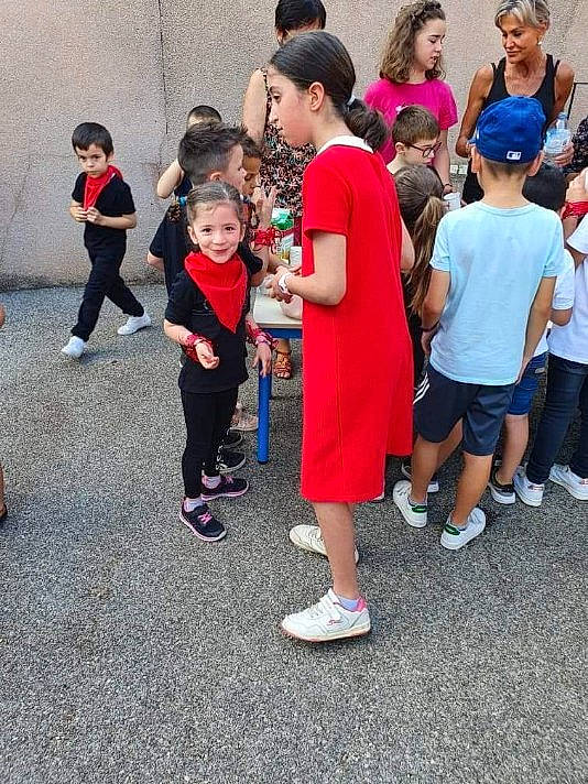 Emeline participe au concours pour gagner de l'argent avec cette photo : child, clothing, crowd, event, footwear, fun, happy, hat, leisure, magenta, pedestrian, person, public_event, recreation, shoe, shorts, sneakers, t_shirt, team, toddler