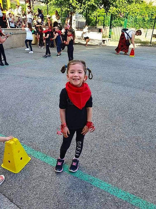 Emeline participe au concours pour gagner de l'argent avec cette photo : asphalt, child, city, event, footwear, fun, grass, happy, human_settlement, joy, leisure, person, plant, play, recreation, road, road_surface, shorts, sidewalk, smile