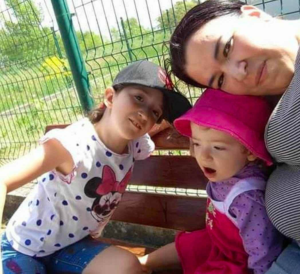 Emeline participe au concours pour gagner de l'argent avec cette photo : baseball_cap, cap, child, cool, face, fence, fun, grass, happy, headwear, leisure, mammal, mesh, people, person, pink, recreation, sharing, shorts, smile