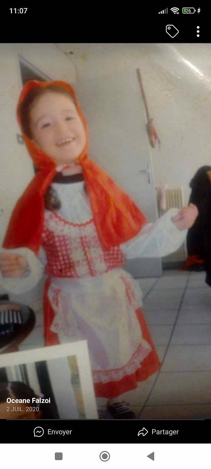 Océane a rejoint le concours — aidez-le/la à gagner de superbes lots ! child, costume, fashion_design, fun, fur, hime_cut, joy, pattern, peach, person, room, sleeve, smile, toy, uniform, vintage_clothing, wig