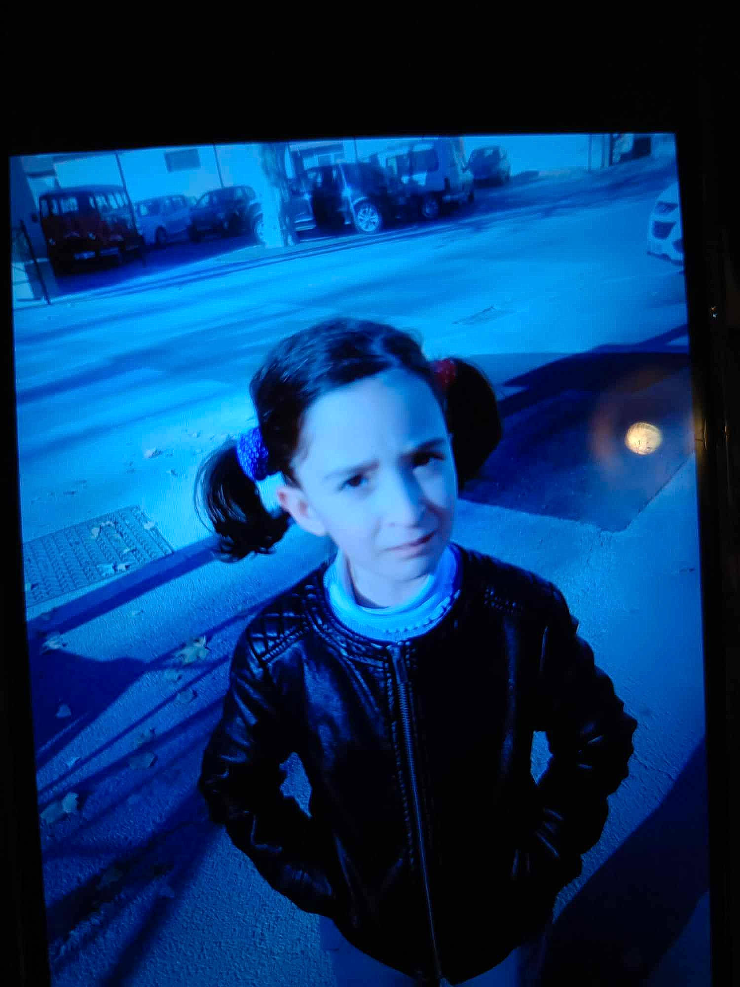 Océane participe au concours pour gagner de l'argent avec cette photo : audio_equipment, communication_device, darkness, display_device, electric_blue, electronic_device, eyewear, flash_photography, flat_panel_display, fun, gadget, jacket, led_backlit_lcd_display, luxury_vehicle, multimedia, person, room, television, television_set, vehicle_door