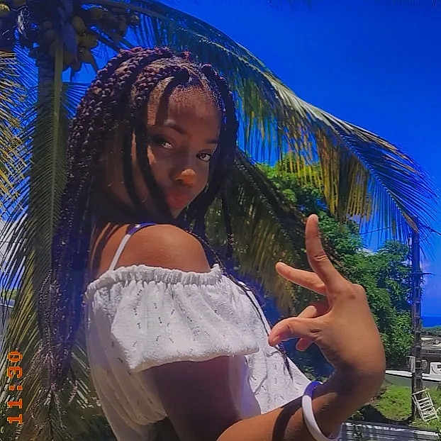 Keyla a rejoint le concours — aidez-le/la à gagner de superbes lots ! arecales, azure, black_hair, blue, electric_blue, event, fawn, fun, grass, happy, human_leg, leisure, long_hair, palm_tree, people_in_nature, sky, swimming_pool, thigh, trunk, wig