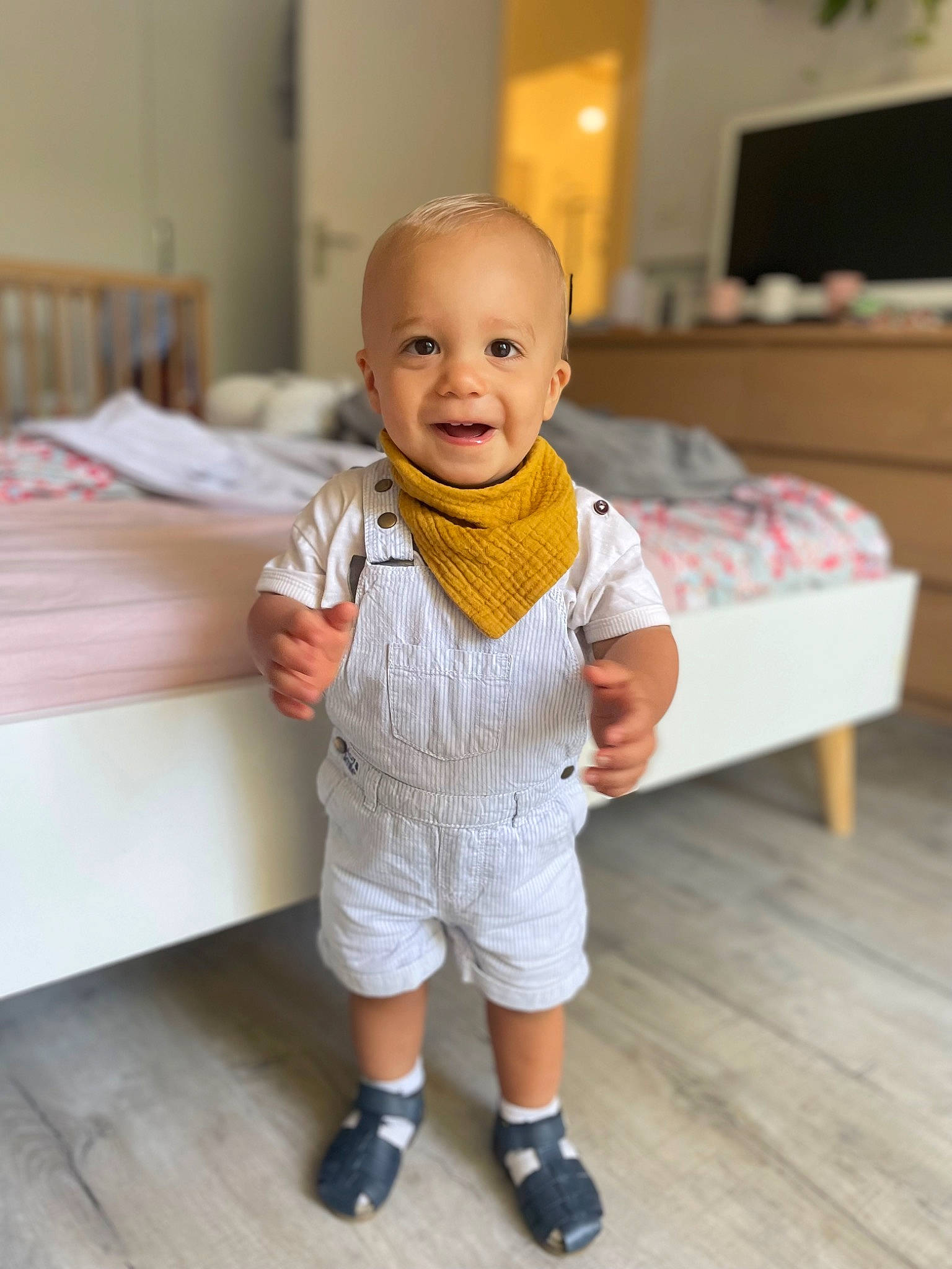 Paolo participe au concours pour gagner de l'argent avec cette photo : baby, baby_toddler_clothing, chest_of_drawers, child, comfort, floor, flooring, fun, happy, hardwood, room, shorts, sitting, skin, sleeve, smile, television, toddler, wood, wood_flooring