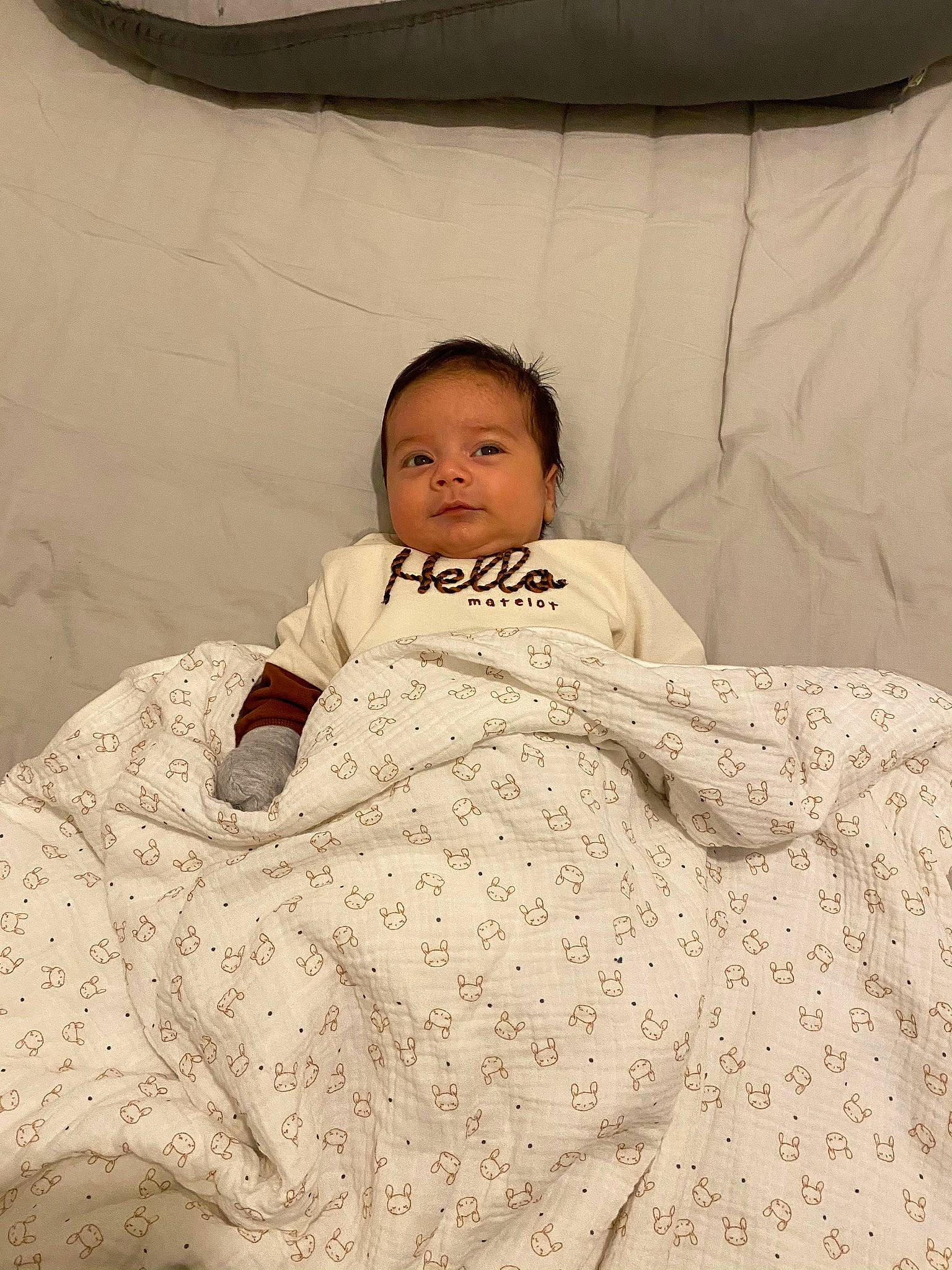 Ulfan a rejoint le concours — aidez-le/la à gagner de superbes lots ! baby, baby_sleeping, baby_toddler_clothing, bed_sheet, bedding, cheek, child, comfort, eye, eyebrow, face, happy, head, linens, neck, person, sitting, skin, sleeve, textile