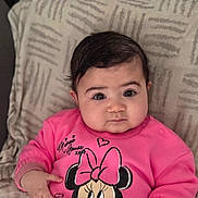 Inaya participe au concours pour gagner de l'argent avec cette photo : baby, child, curious, cute, expression, eyebrows, face, hair, hand, indoors, infant, minnie_mouse, pacifier, patterned_pillow, pillow, pink_clothing, portrait, sitting, sleeve, soft_fabric