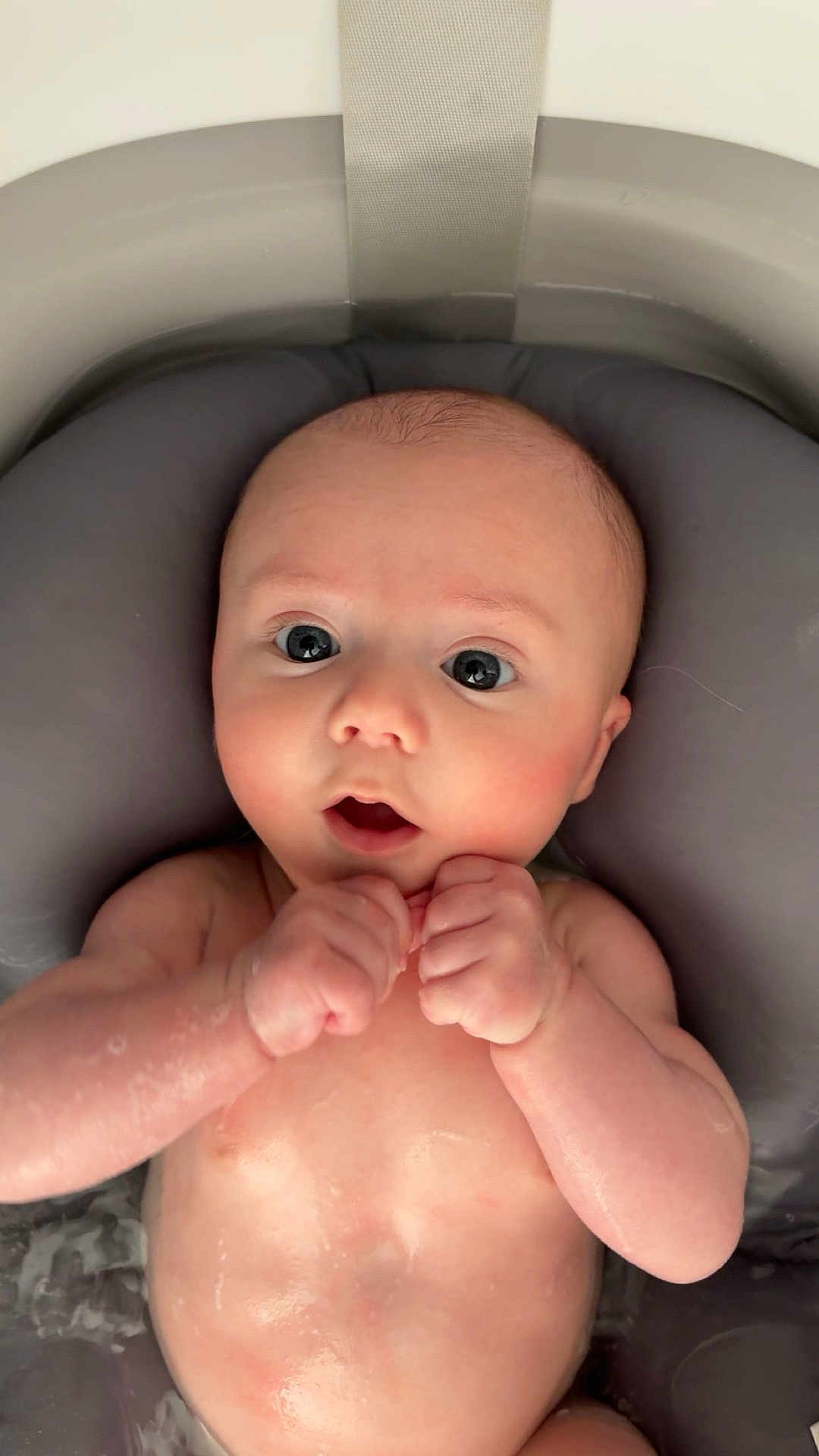 Sacha a rejoint le concours — aidez-le/la à gagner de superbes lots ! baby, infant, bath, water, skin, face, expression, hands, fingers, head, eyes, mouth, pink_skin, cute, child, newborn, bathroom, sitting, upclose, portrait