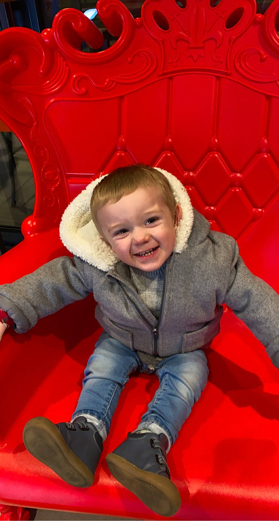 Gianny a rejoint le concours — aidez-le/la à gagner de superbes lots ! baby_toddler_clothing, child, comfort, eye, facial_expression, flash_photography, fun, happy, human_body, jeans, joy, leg, leisure, mouth, organ, person, product, recreation, red, smile