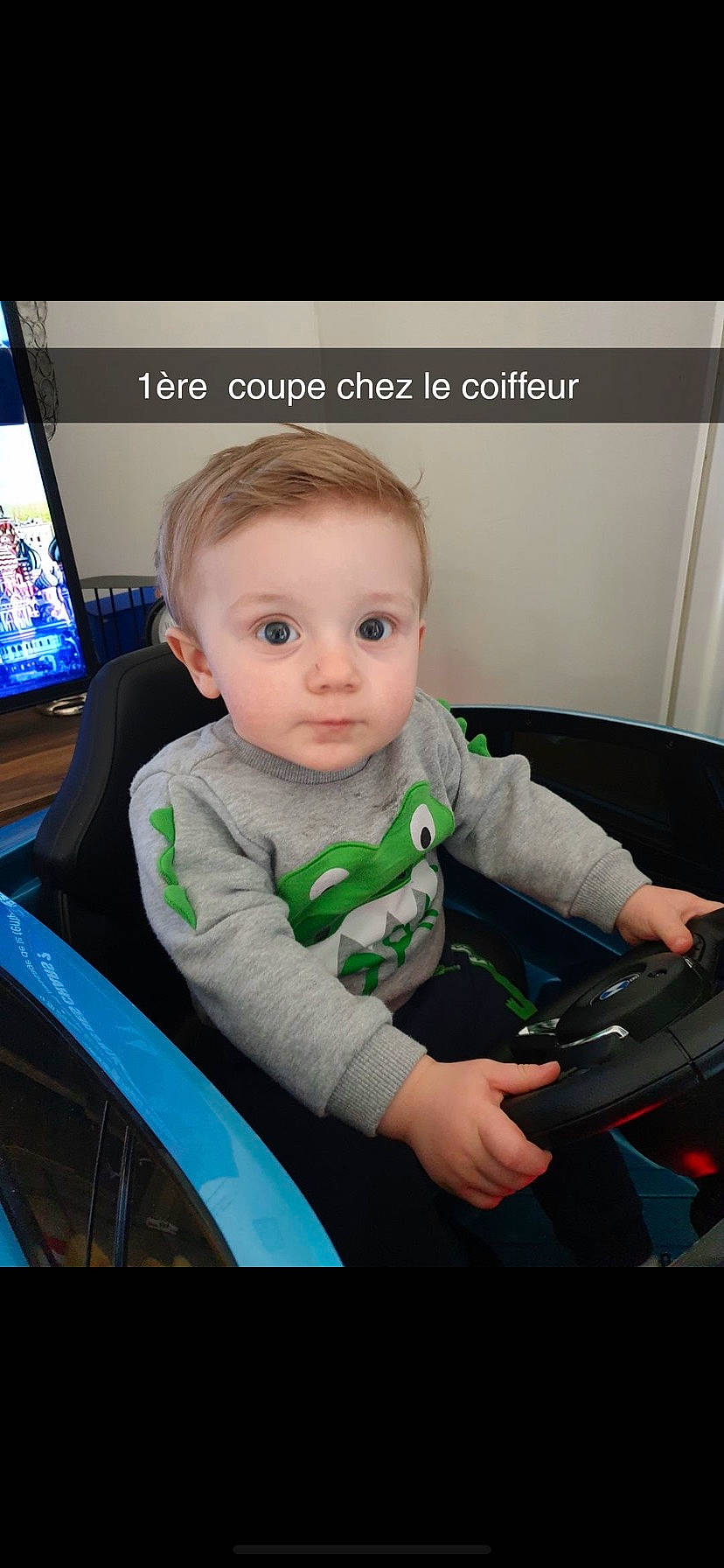 Gianny a rejoint le concours — aidez-le/la à gagner de superbes lots ! auto_part, baby, baby_toddler_clothing, car_seat, chair, child, comfort, electronic_device, eye, flash_photography, fun, gadget, head, human_body, lap, person, sitting, steering_wheel, technology, toddler