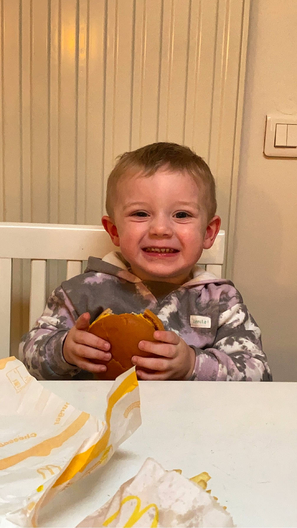 Gianny a rejoint le concours — aidez-le/la à gagner de superbes lots ! arm, baby, baby_toddler_clothing, chair, cheek, child, comfort_food, door, dress, finger, fun, happy, human_body, joy, person, room, sitting, sleeve, smile, t_shirt