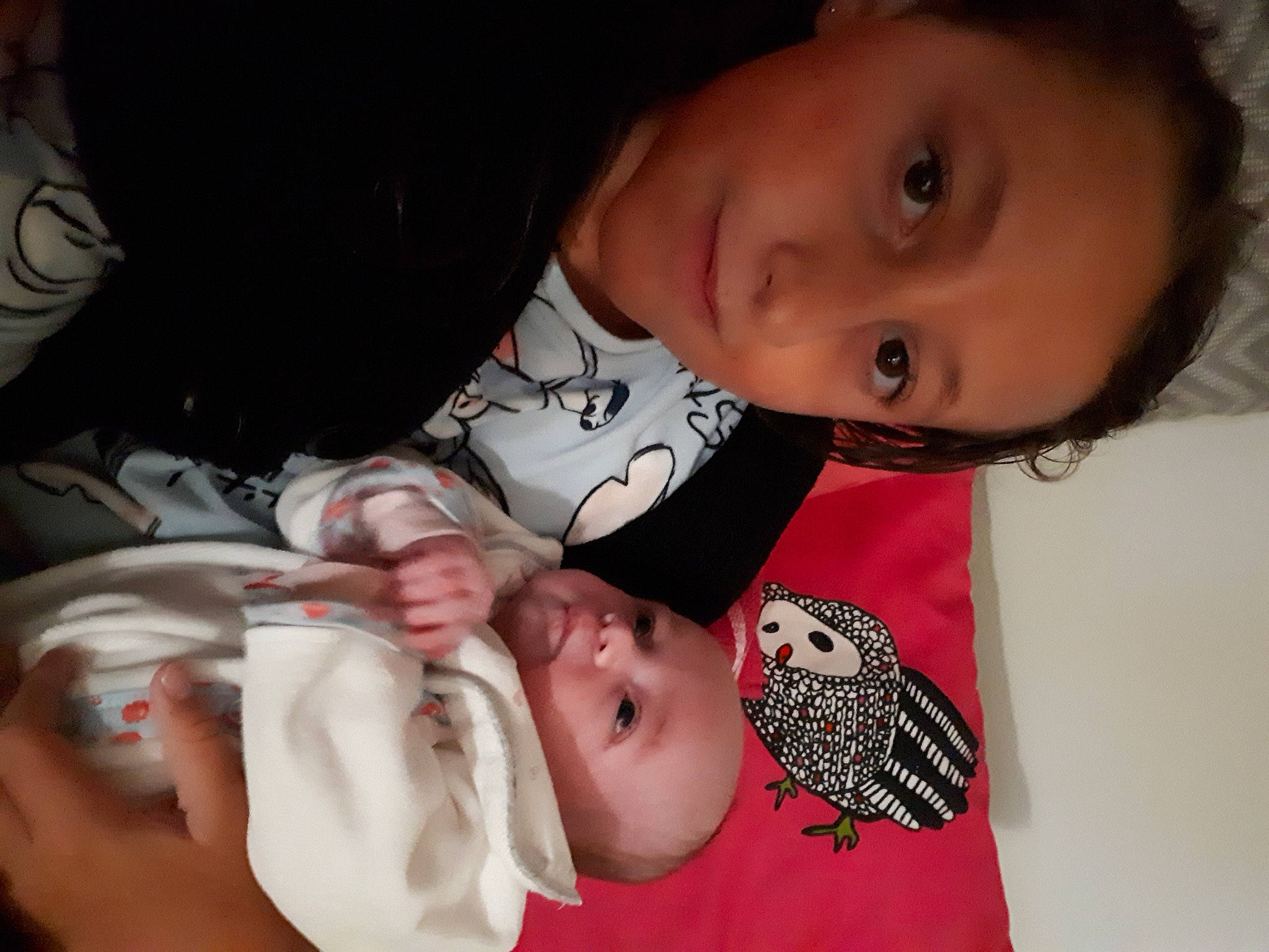 Léa participe au concours pour gagner de l'argent avec cette photo : arm, bird, cheek, child, ear, eyelash, finger, gesture, hair, hand, happy, lip, mammal, mouth, nail, neck, nose, organ, person, skin