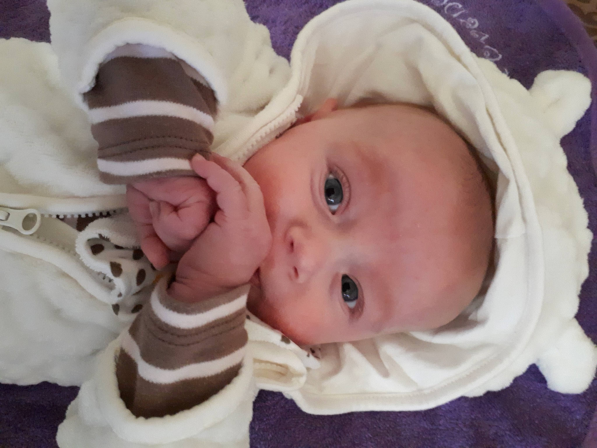 Evy participe au concours pour gagner de l'argent avec cette photo : baby, baby_products, baby_toddler_clothing, cheek, child, clothing, comfort, eye, eyelash, face, hat, headgear, iris, lip, nose, person, pink, skin, sleeve, toddler