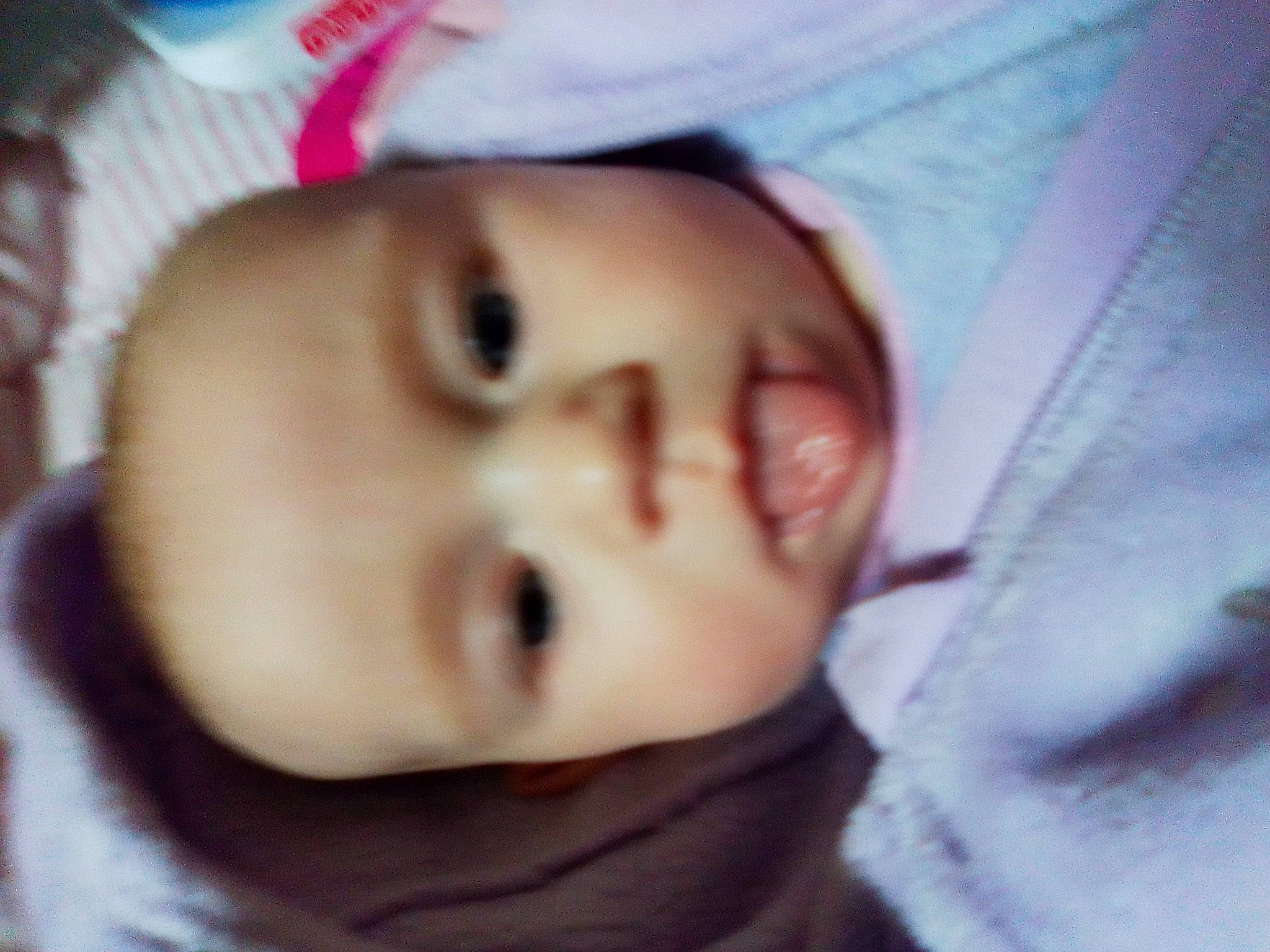 Evy participe au concours pour gagner de l'argent avec cette photo : baby, cheek, chin, ear, eye, eyebrow, eyelash, face, facial_expression, forehead, head, iris, lip, mouth, nose, person, skin, sleeve, smile, textile