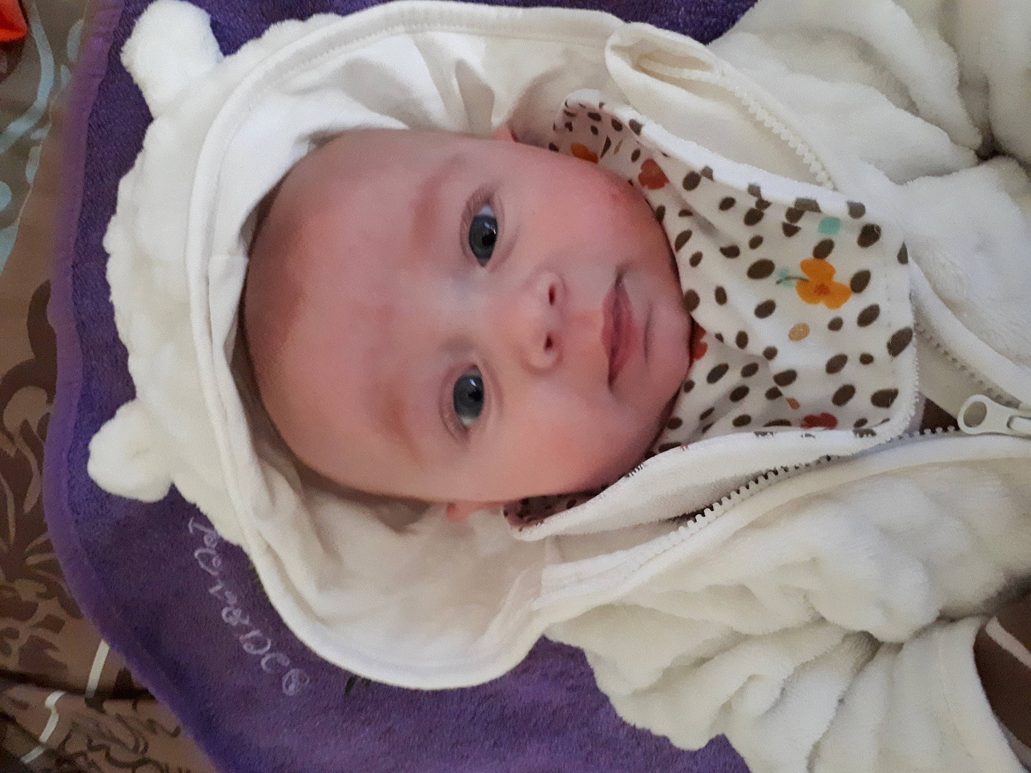 Evy a rejoint le concours — aidez-le/la à gagner de superbes lots ! baby, baby_products, baby_safety, baby_toddler_clothing, cheek, child, comfort, eye, eyebrow, eyelash, face, head, iris, lip, nose, pattern, person, portrait_photography, skin, sleeve