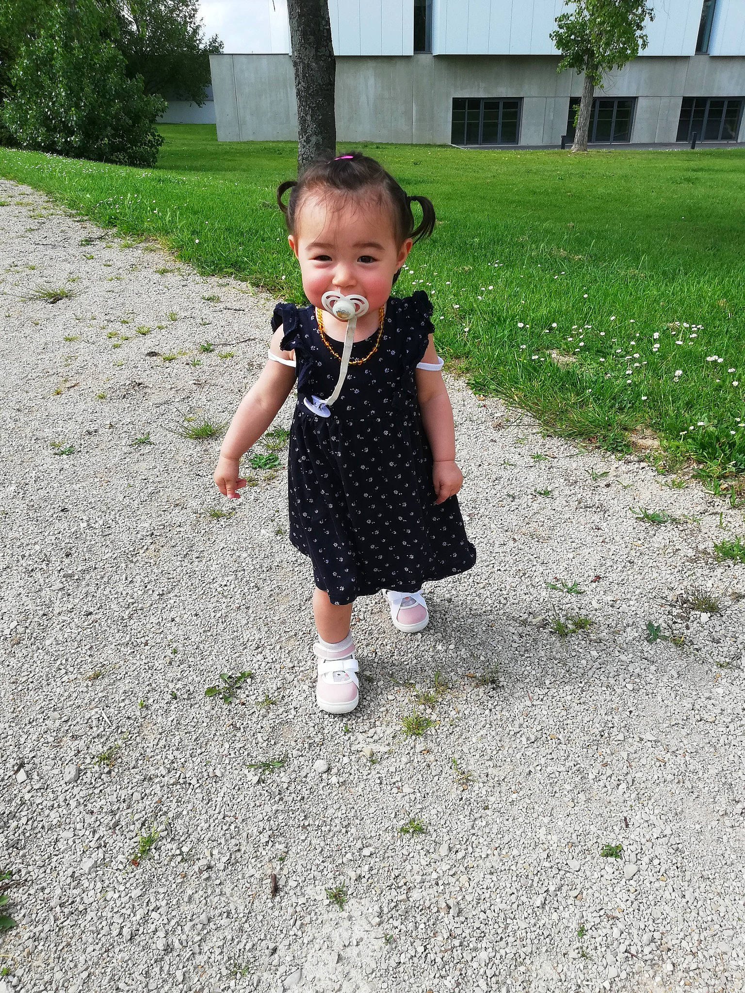 Ji-ae a rejoint le concours — aidez-le/la à gagner de superbes lots ! asphalt, baby, baby_toddler_clothing, fun, gesture, grass, grass_family, grassland, happy, lawn, leisure, people_in_nature, person, plant, recreation, road_surface, sky, sleeve, smile, toddler