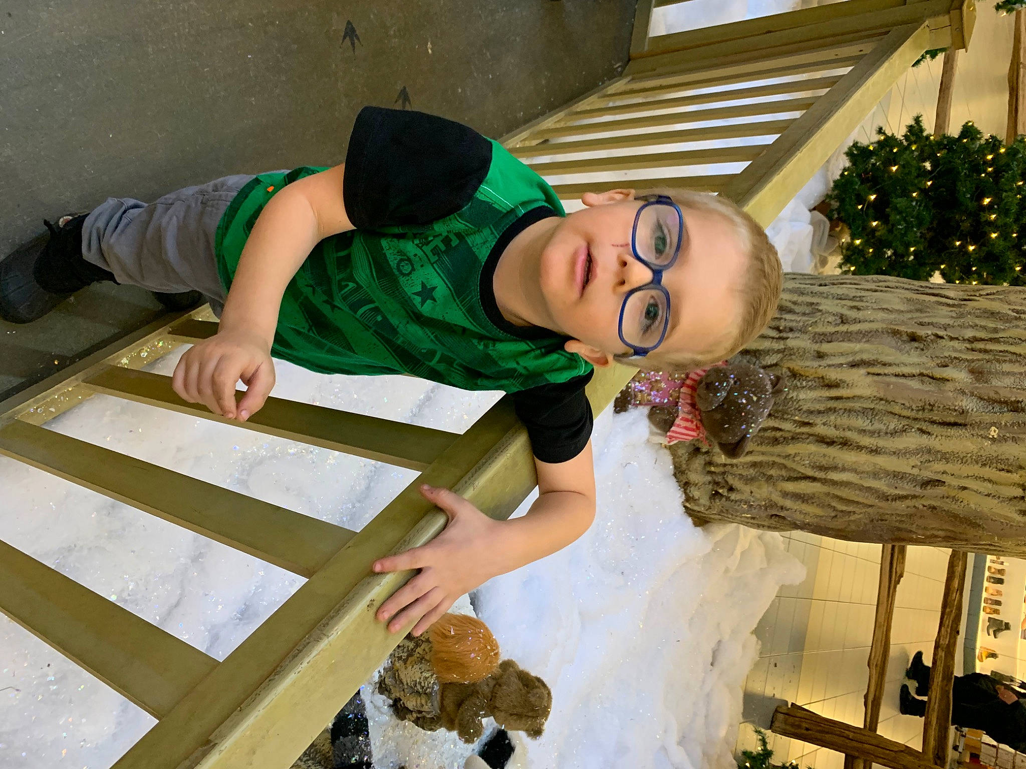 Ludovyk participe au concours pour gagner de l'argent avec cette photo : dress, event, eyewear, fashion, fashion_design, fun, glasses, grass, happy, human_body, leisure, person, plant, room, sunglasses, textile, tree, vacation, wood