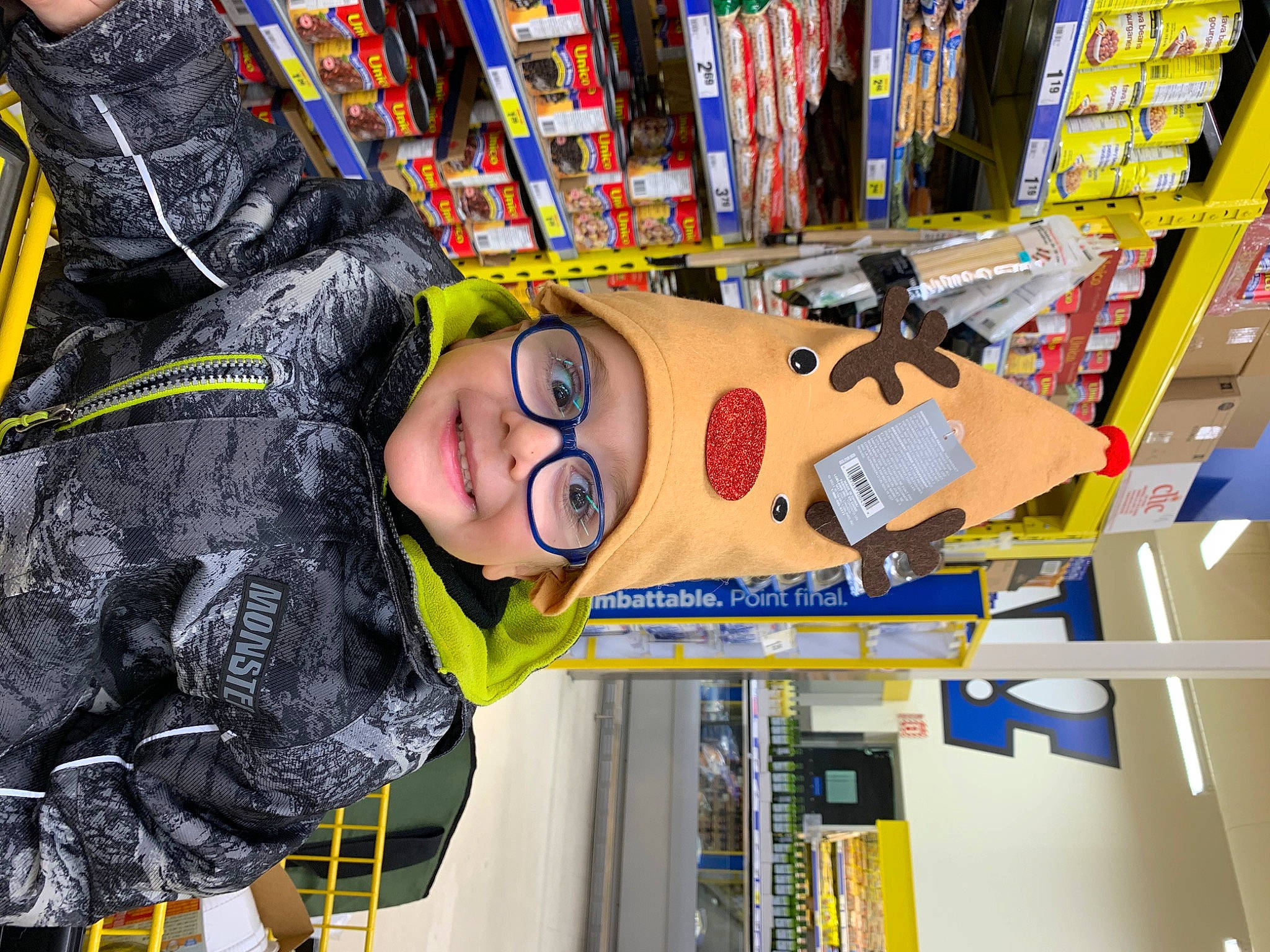 Ludovyk participe au concours pour gagner de l'argent avec cette photo : bookcase, costume, customer, eyewear, fiction, fun, glove, headwear, helmet, jacket, joy, machine, person, personal_protective_equipment, publication, retail, room, shelf, shelving, street_fashion