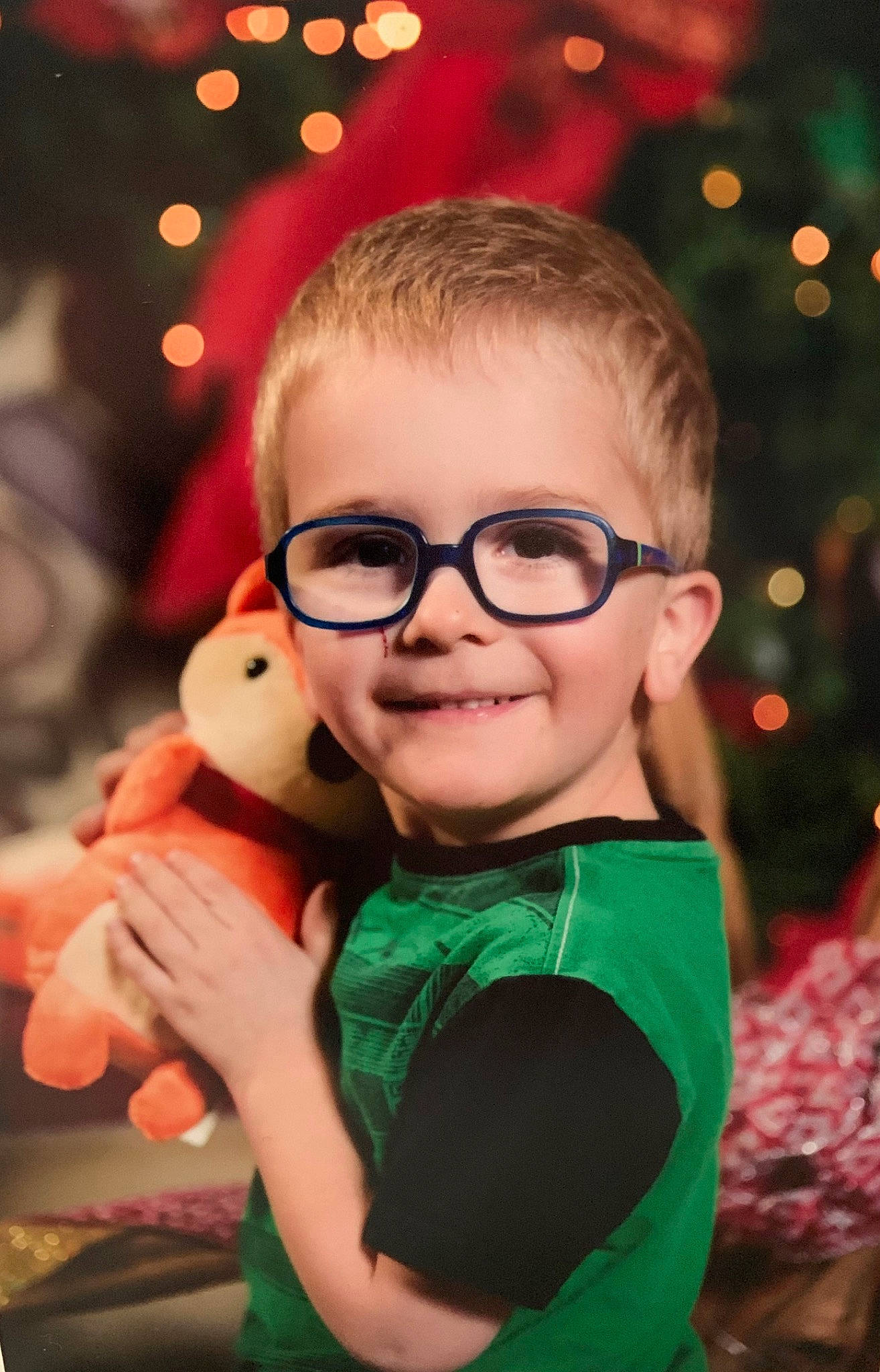 Ludovyk a rejoint le concours — aidez-le/la à gagner de superbes lots ! cheek, chin, eye, eyewear, face, facial_expression, flash_photography, gesture, glasses, green, hair, happy, head, human_body, joy, lighting, person, red, skin, smile