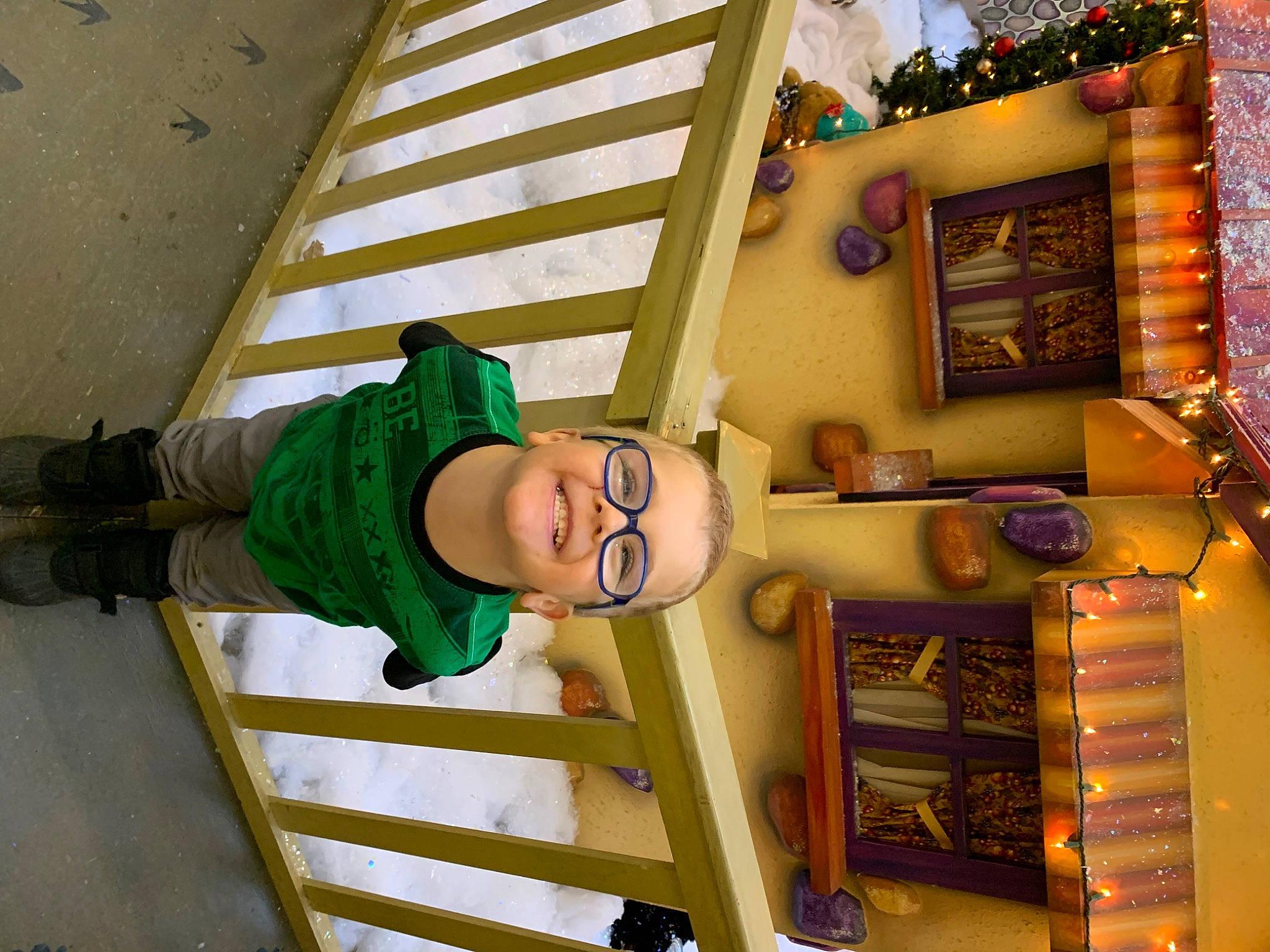 Ludovyk a rejoint le concours — aidez-le/la à gagner de superbes lots ! fun, happy, hat, joy, leisure, machine, person, picture_frame, room, smile, toddler, tree, wall, wood