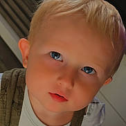 Jefferson a rejoint le concours — aidez-le/la à gagner de superbes lots ! toddler, child, portrait, face, blue_eyes, blonde_hair, curious, innocent, close_up, soft_lighting, indoor, clothing, white_shirt, green_overall, person, young_child, cute, baby, small_child, skin