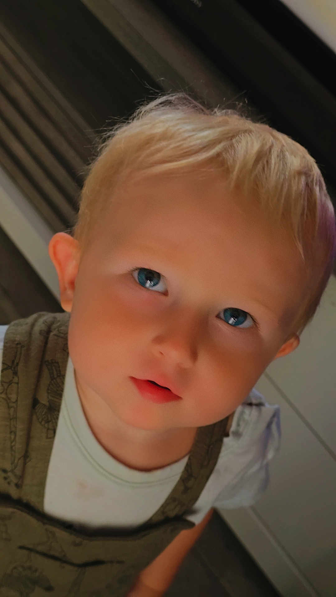 Jefferson a rejoint le concours — aidez-le/la à gagner de superbes lots ! toddler, child, portrait, face, blue_eyes, blonde_hair, curious, innocent, close_up, soft_lighting, indoor, clothing, white_shirt, green_overall, person, young_child, cute, baby, small_child, skin