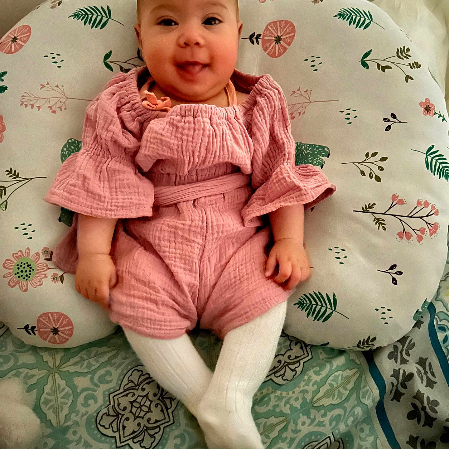 Eleonore a rejoint le concours — aidez-le/la à gagner de superbes lots ! baby, babylaughing, blanket, clothing, couch, cushion, dress, face, furniture, happy, hat, head, homedecor, pants, person, photography, portrait, sitting, smile, standing