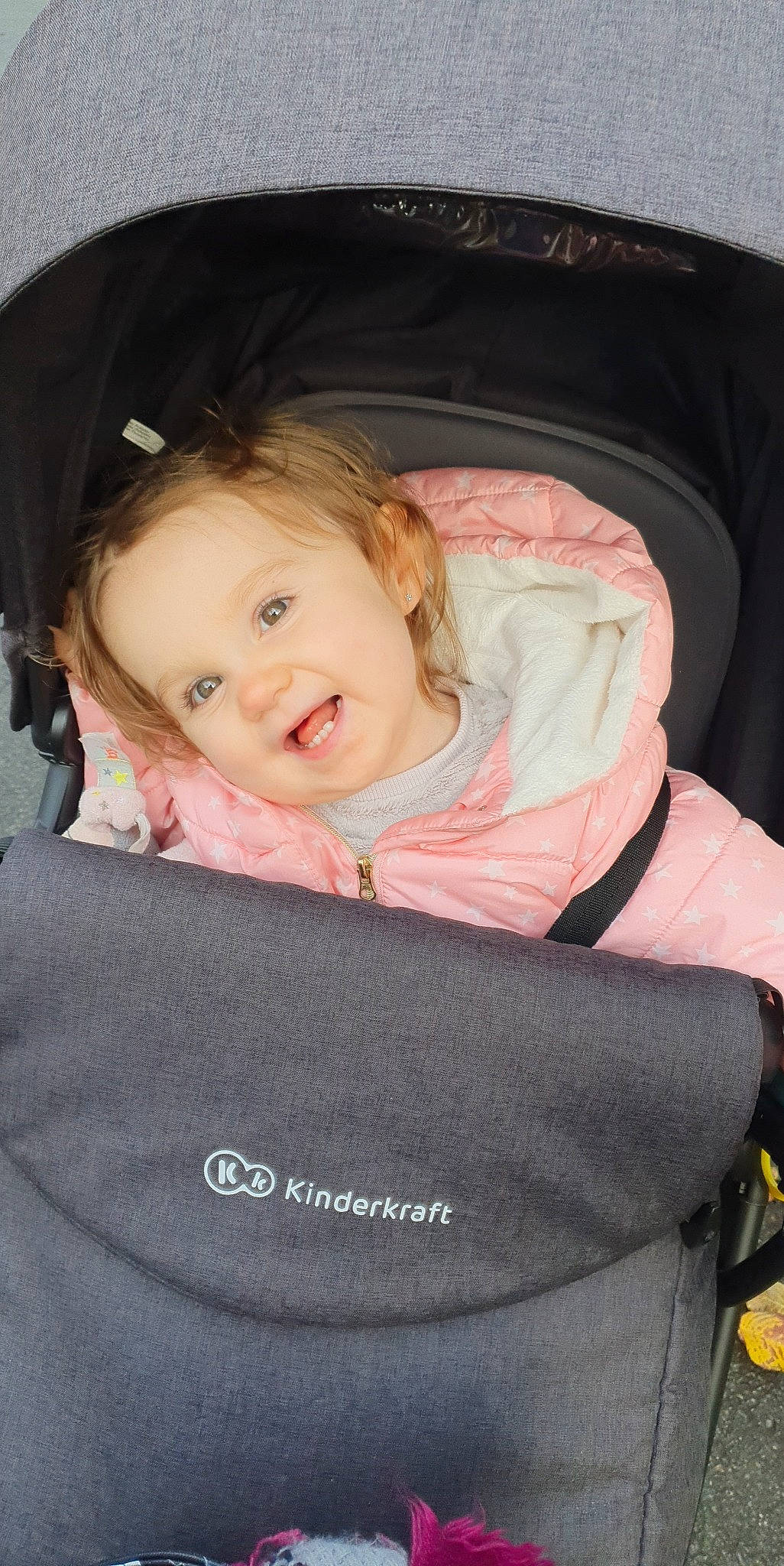 Mila participe au concours pour gagner de l'argent avec cette photo : auto_part, baby, baby_carriage, baby_products, baby_toddler_clothing, bag, black, car_seat, cheek, child, comfort, fashion_accessory, infant_bed, iris, joy, material_property, person, pink, product, sitting