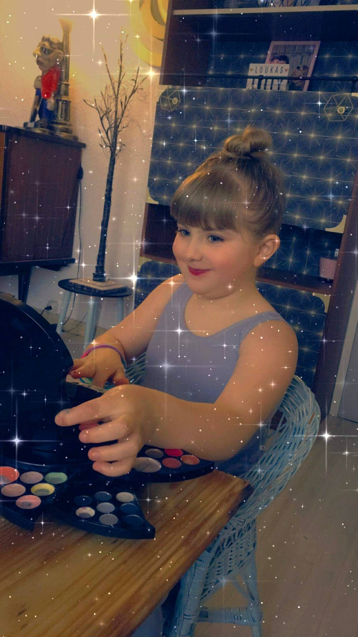 Lilly Thiery a rejoint le concours — aidez-le/la à gagner de superbes lots ! child, fun, joy, person, play, sitting, smile, toddler