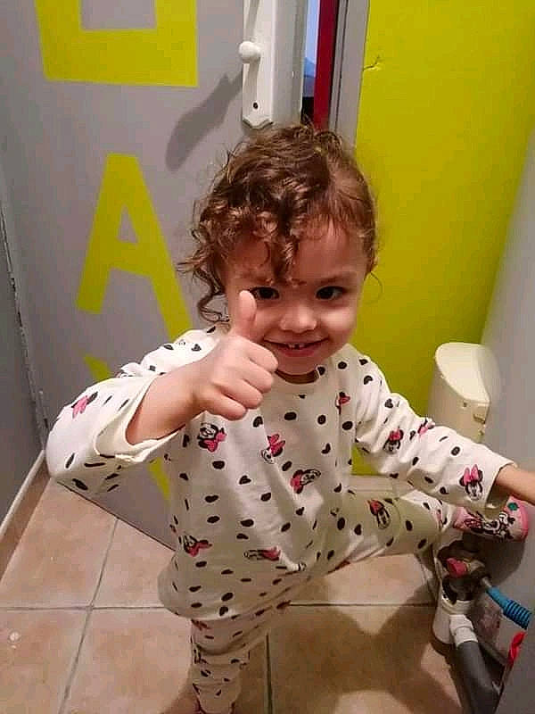 Shannon Louerrad a rejoint le concours — aidez-le/la à gagner de superbes lots ! baby_toddler_clothing, child, finger, flooring, fun, happy, human_leg, joy, nightwear, pajamas, pattern, person, play, room, sitting, sleeve, smile, t_shirt, thigh, thumb