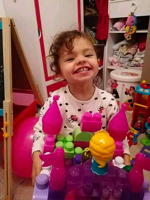 Shannon Louerrad a rejoint le concours — aidez-le/la à gagner de superbes lots ! baby, baby_products, baby_toddler_clothing, child, event, fun, happy, joy, kindergarten, leisure, magenta, party_supply, person, play, product, recreation, smile, t_shirt, toddler, toy