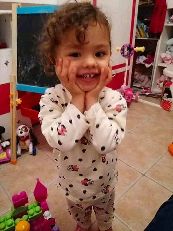 Shannon Louerrad participe au concours pour gagner de l'argent avec cette photo : baby, baby_toddler_clothing, child, flooring, fun, happy, joy, pattern, people, person, picture_frame, pink, play, room, shelf, skin, sleeve, smile, standing, t_shirt