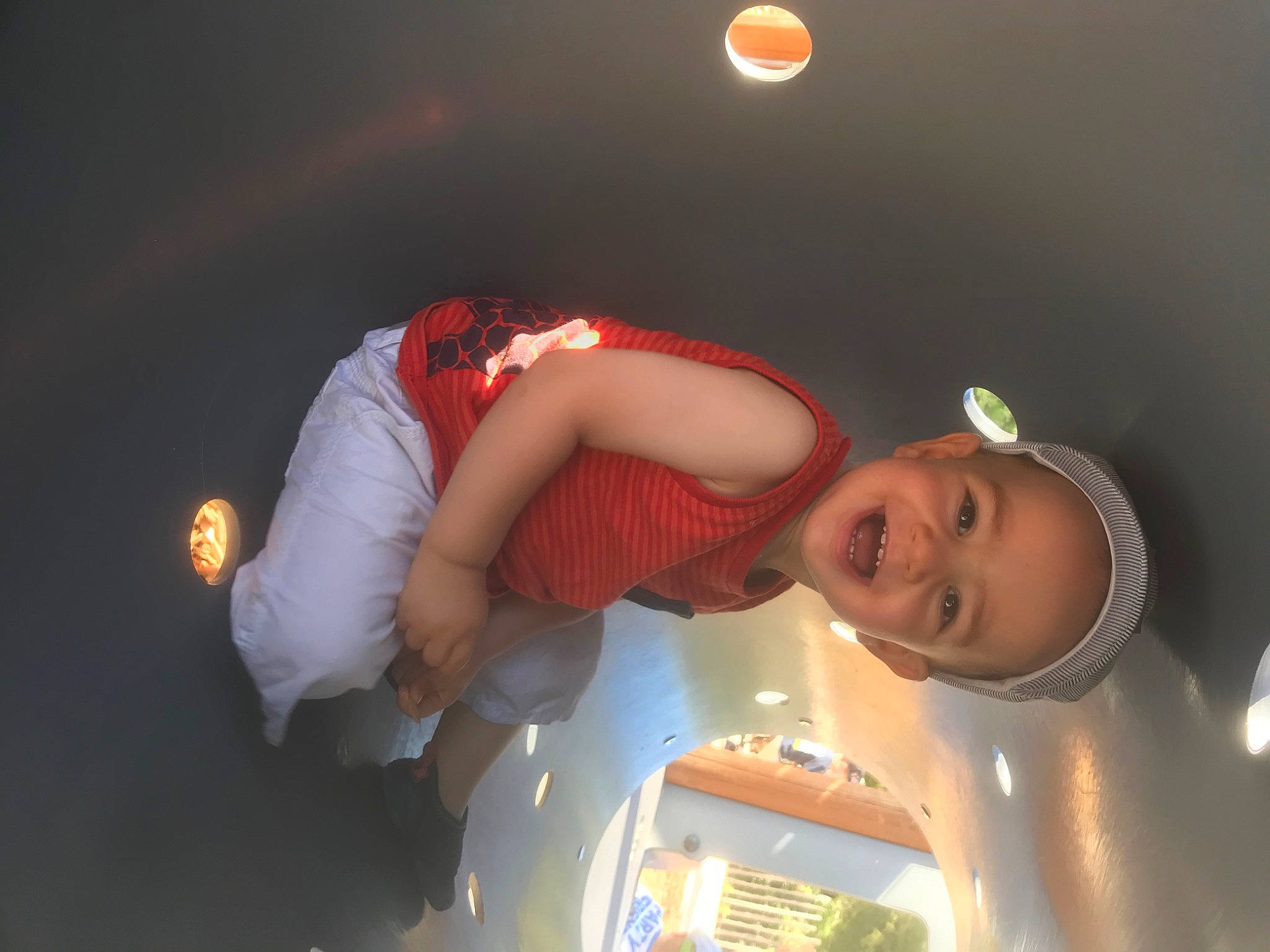 Caleb a rejoint le concours — aidez-le/la à gagner de superbes lots ! audio_equipment, child, darkness, elbow, entertainment, event, flash_photography, fun, happy, hat, human_leg, jewellery, joy, leisure, lens_flare, night, performance, performing_arts, person, smile