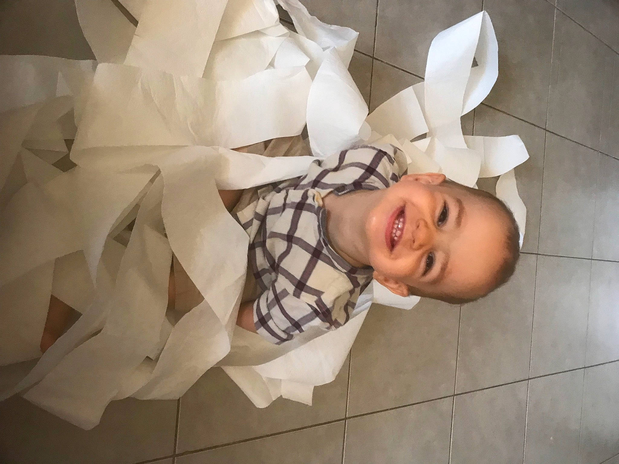 Caleb participe au concours pour gagner de l'argent avec cette photo : art, baby, carmine, child, craft, creative_arts, flash_photography, flooring, fun, happy, head, joy, paper, paper_product, pattern, person, petal, room, rose, smile