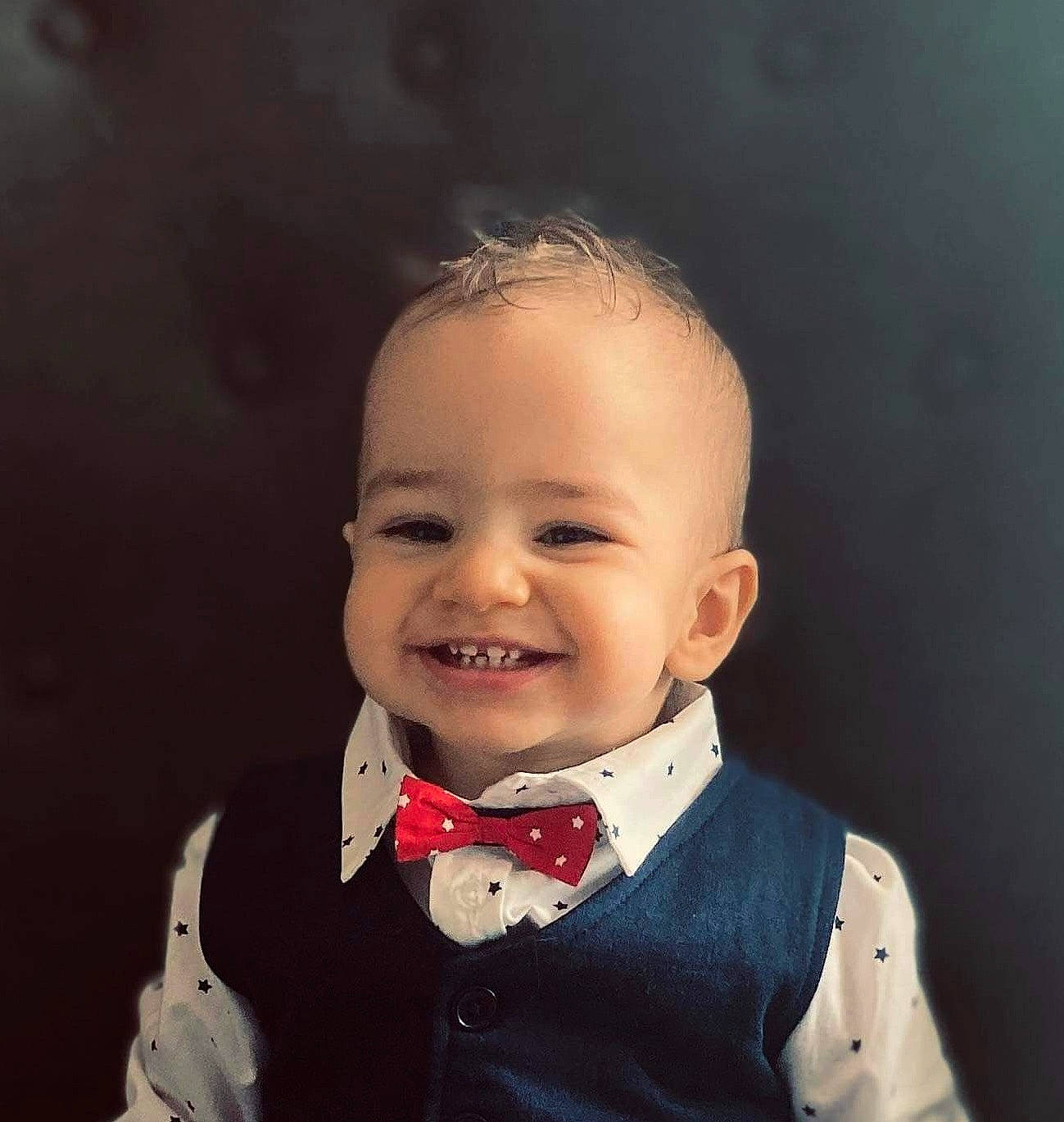 Caleb a rejoint le concours — aidez-le/la à gagner de superbes lots ! baby, baby_toddler_clothing, bow_tie, cheek, cloud, collar, dress_shirt, flash_photography, formal_wear, gesture, hair, hand, happy, joy, lip, neck, nose, person, sleeve, smile