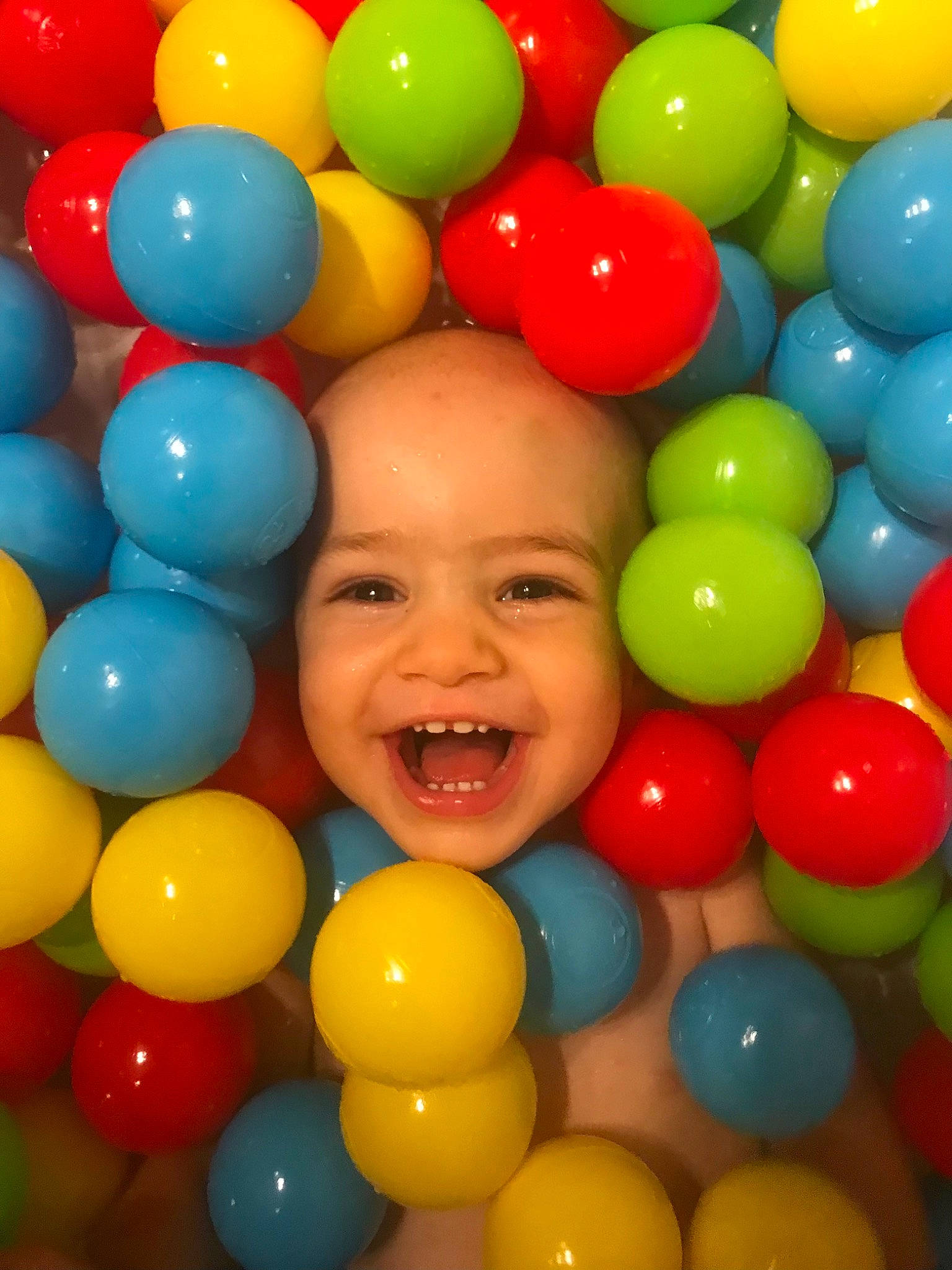 Caleb participe au concours pour gagner de l'argent avec cette photo : ball, ball_pit, black, child, facial_expression, fun, happy, leisure, light, organ, party_supply, people_in_nature, person, photograph, product, red, smile, sweetness, toddler, white