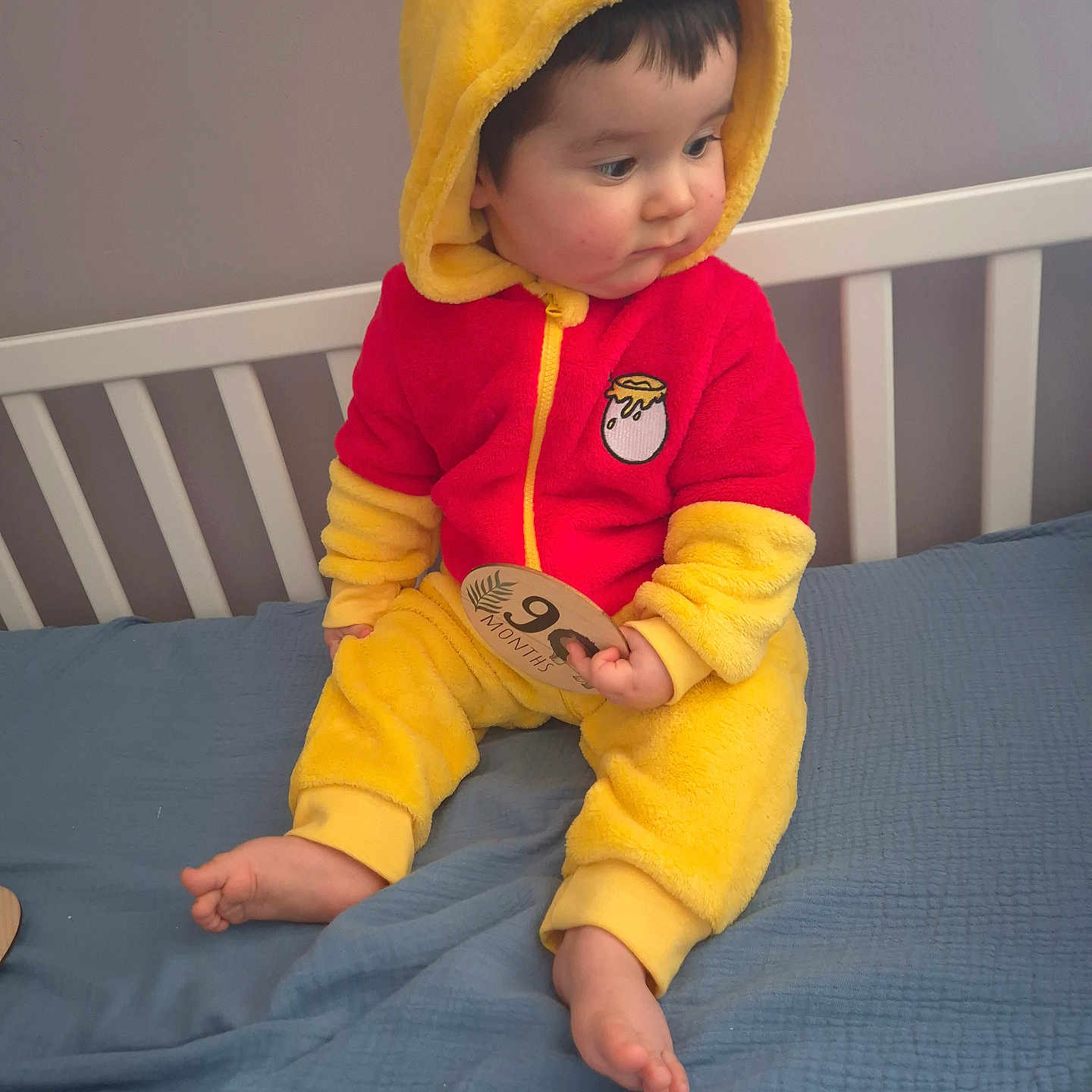 Gabriel a rejoint le concours — aidez-le/la à gagner de superbes lots ! baby, bed, bodypart, clothing, crib, face, finger, furniture, hat, head, hood, hoodie, indoors, infantbed, knitwear, person, photography, portrait, sweater, sweatshirt