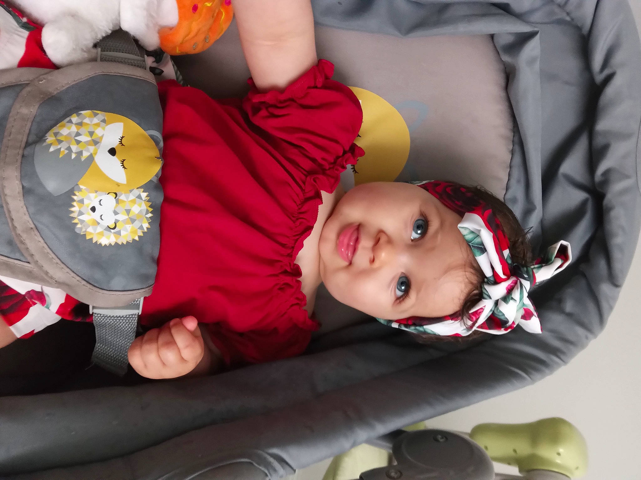 Jannah a rejoint le concours — aidez-le/la à gagner de superbes lots ! arm, baby, baby_products, baby_toddler_clothing, carmine, child, comfort, elbow, fun, headwear, human_body, lap, mouth, person, room, sitting, sleeve, textile, toddler, toy